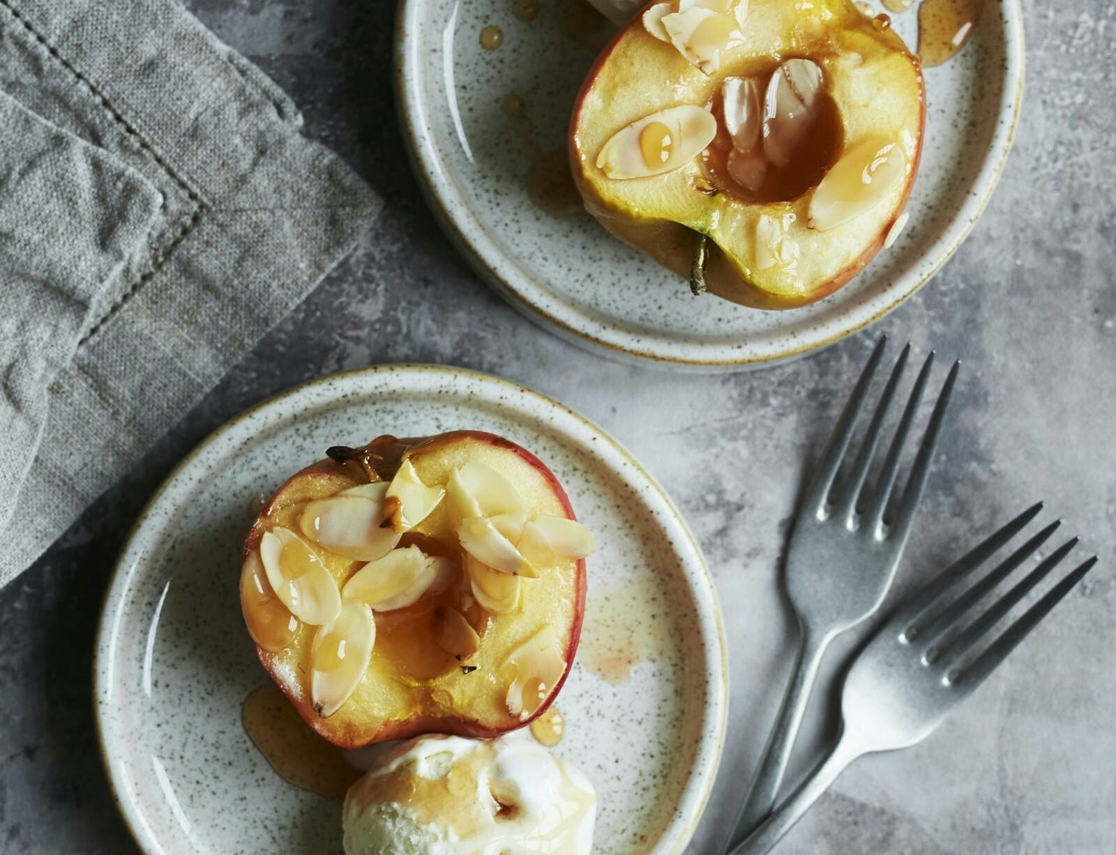 Bagte æbler med æblesirup og vaniljeis