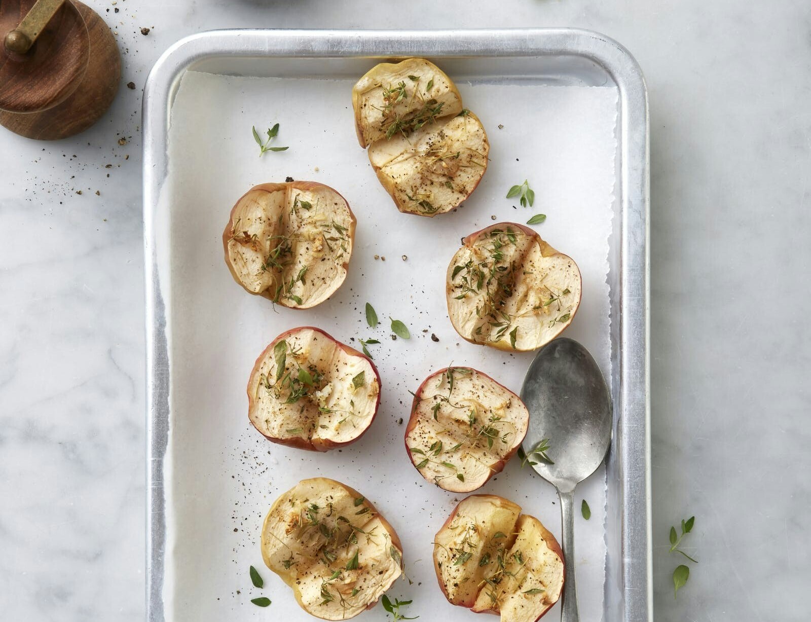 Bagte æbler med hvidløg og krydderurter