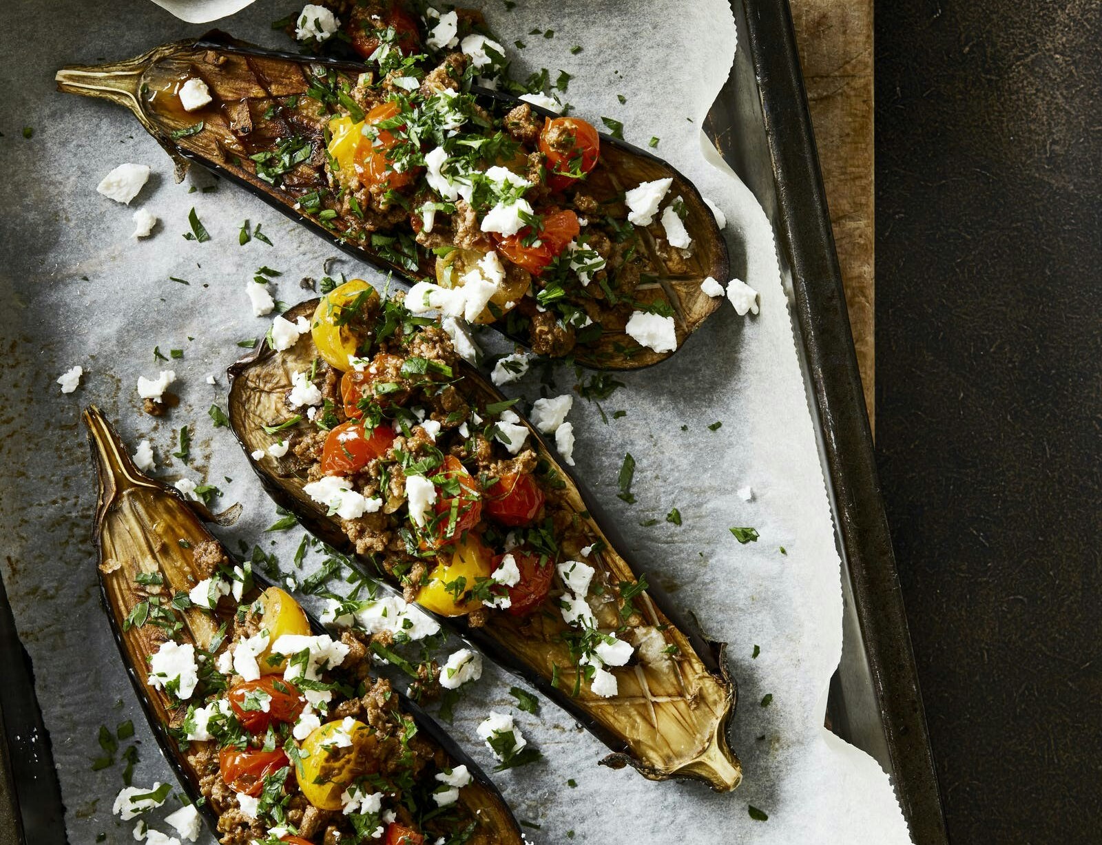 Bagte auberginer med krydret kødsauce