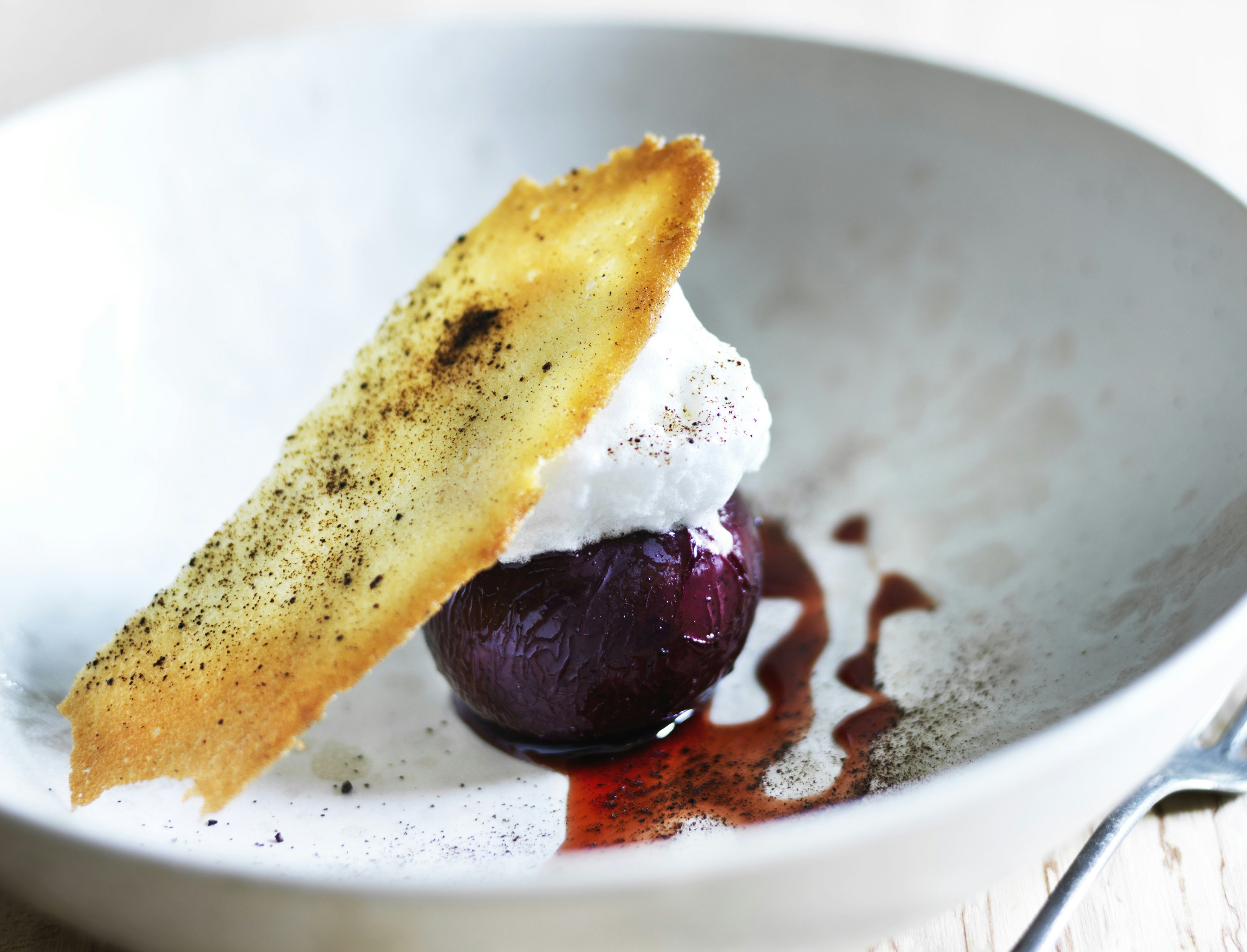 Bagte blommer med sprøde lakrids-tuiles og flødebolleskum