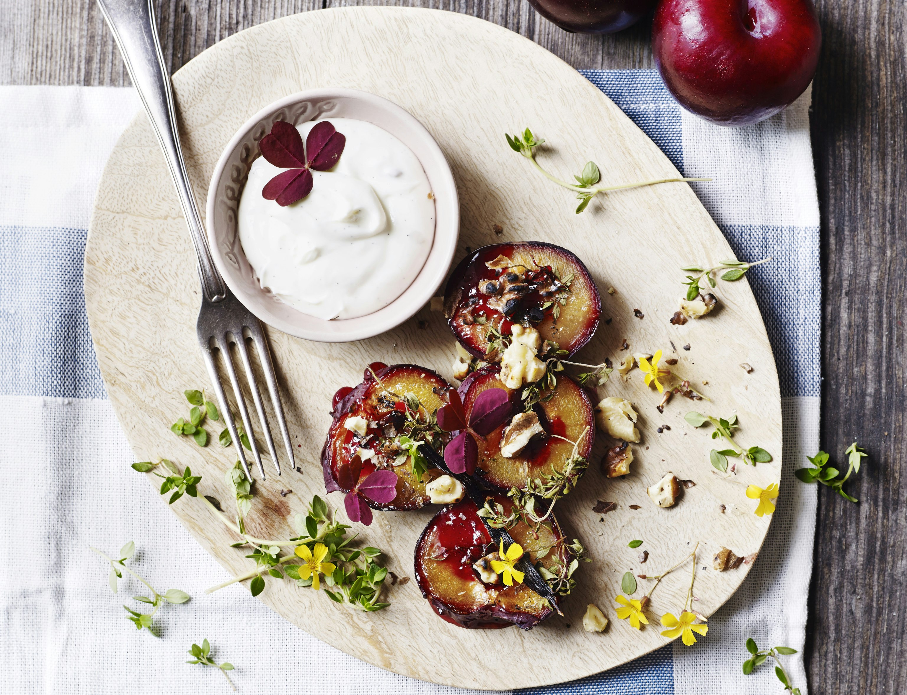 Bagte blommer med timian og vaniljecreme