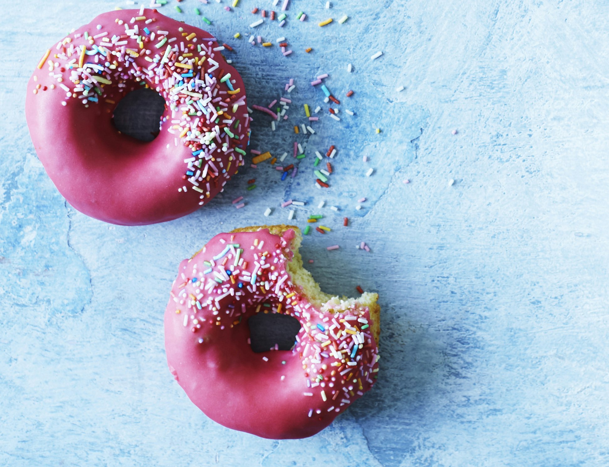 Bagte donuts med hindbærglasur