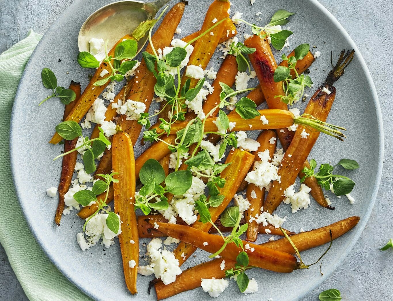 Bagte gulerødder med honning, soja og feta