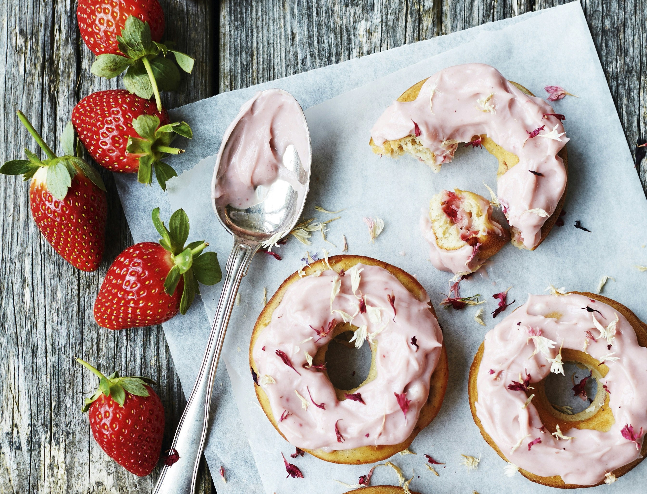 Bagte jordbærdonuts med flødeostglasur