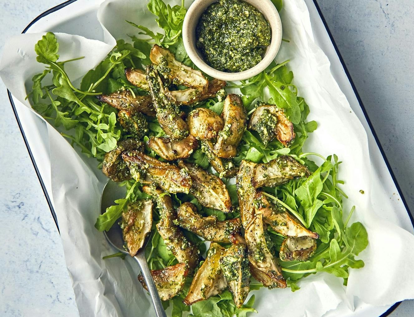 Bagte jordskokker med pesto