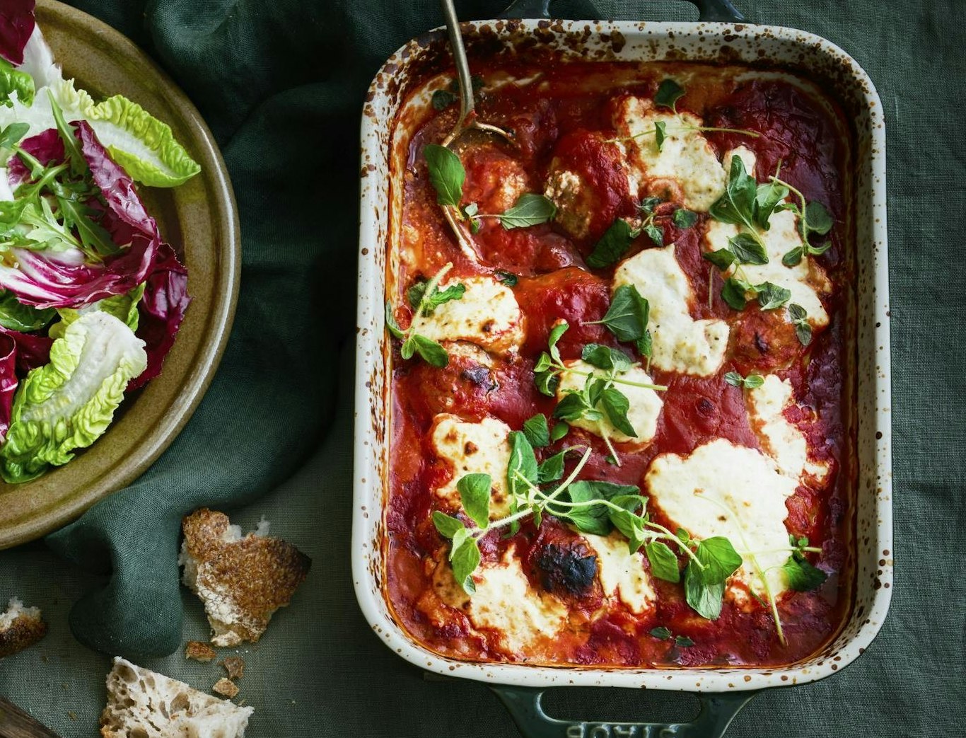 Bagte kødboller i tomatsauce med ricottacreme