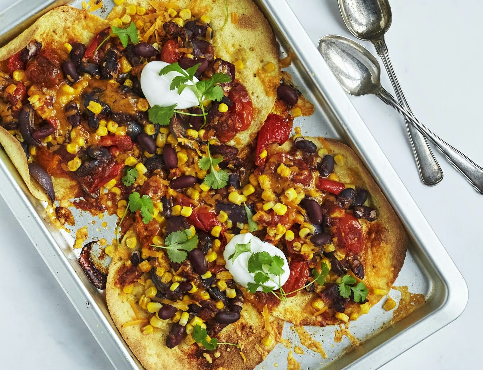 Bagte tortillaer med grøntsager, bønner og cheddar