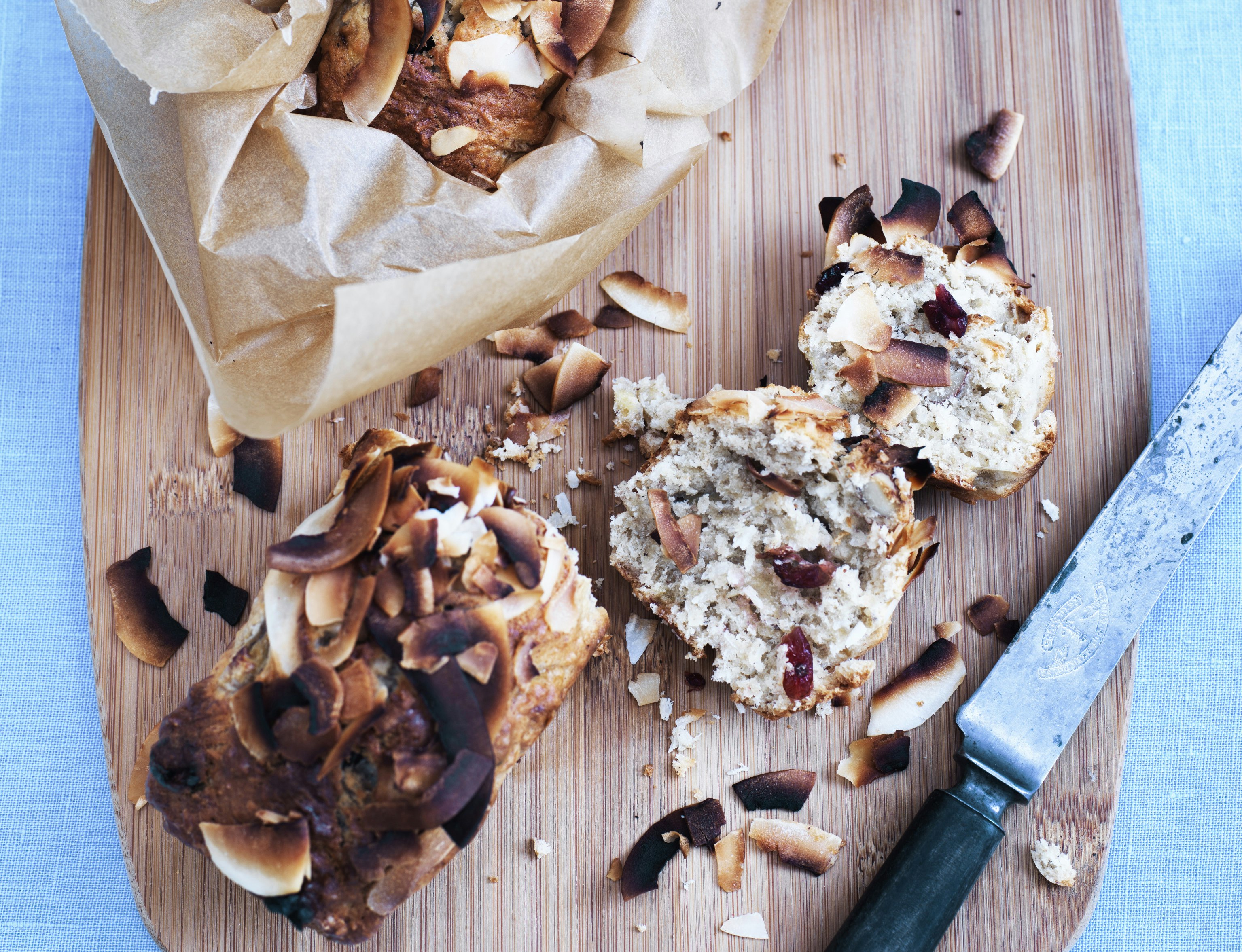 Bananbrød med tranebær, mandler og kokos