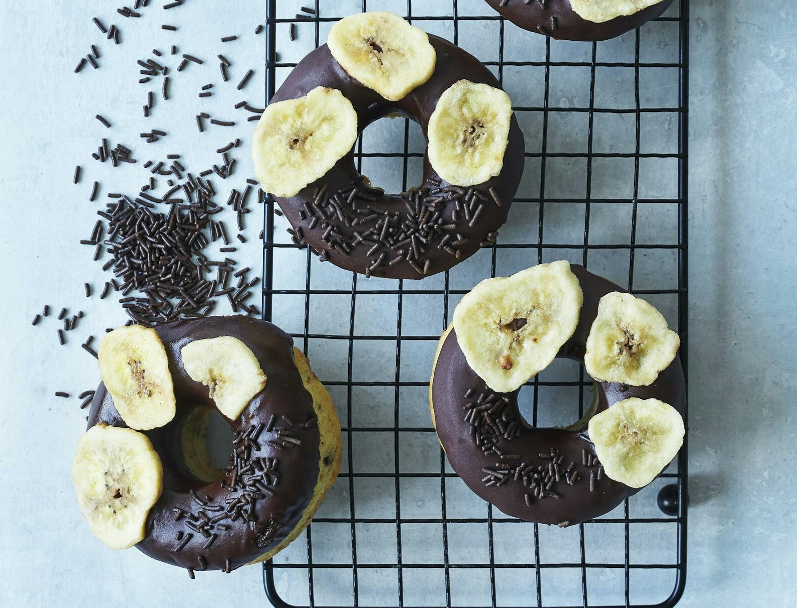 Banankage-donuts med mørk chokolade og bananchips