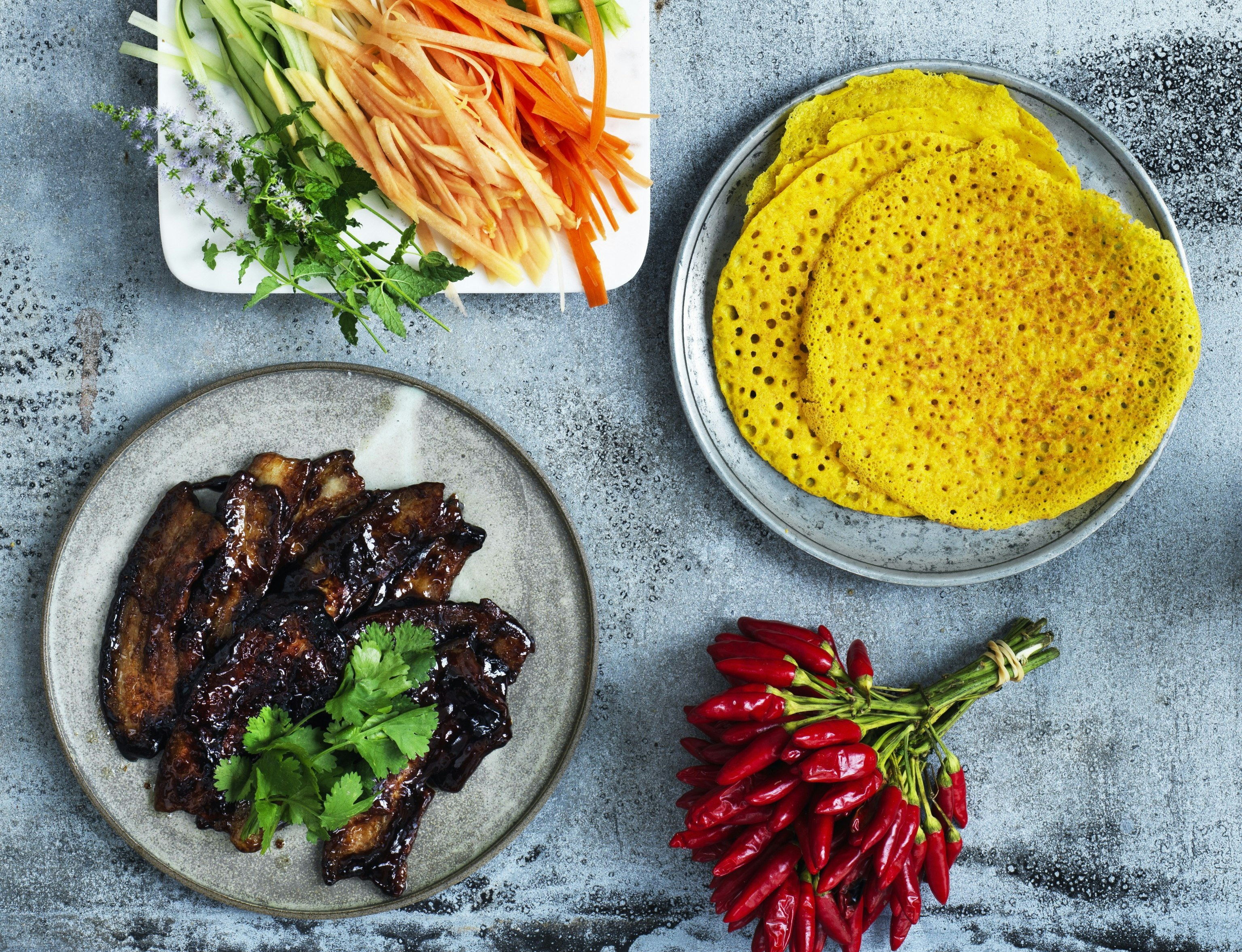 Banh xeo med stegt flæsk og papaja