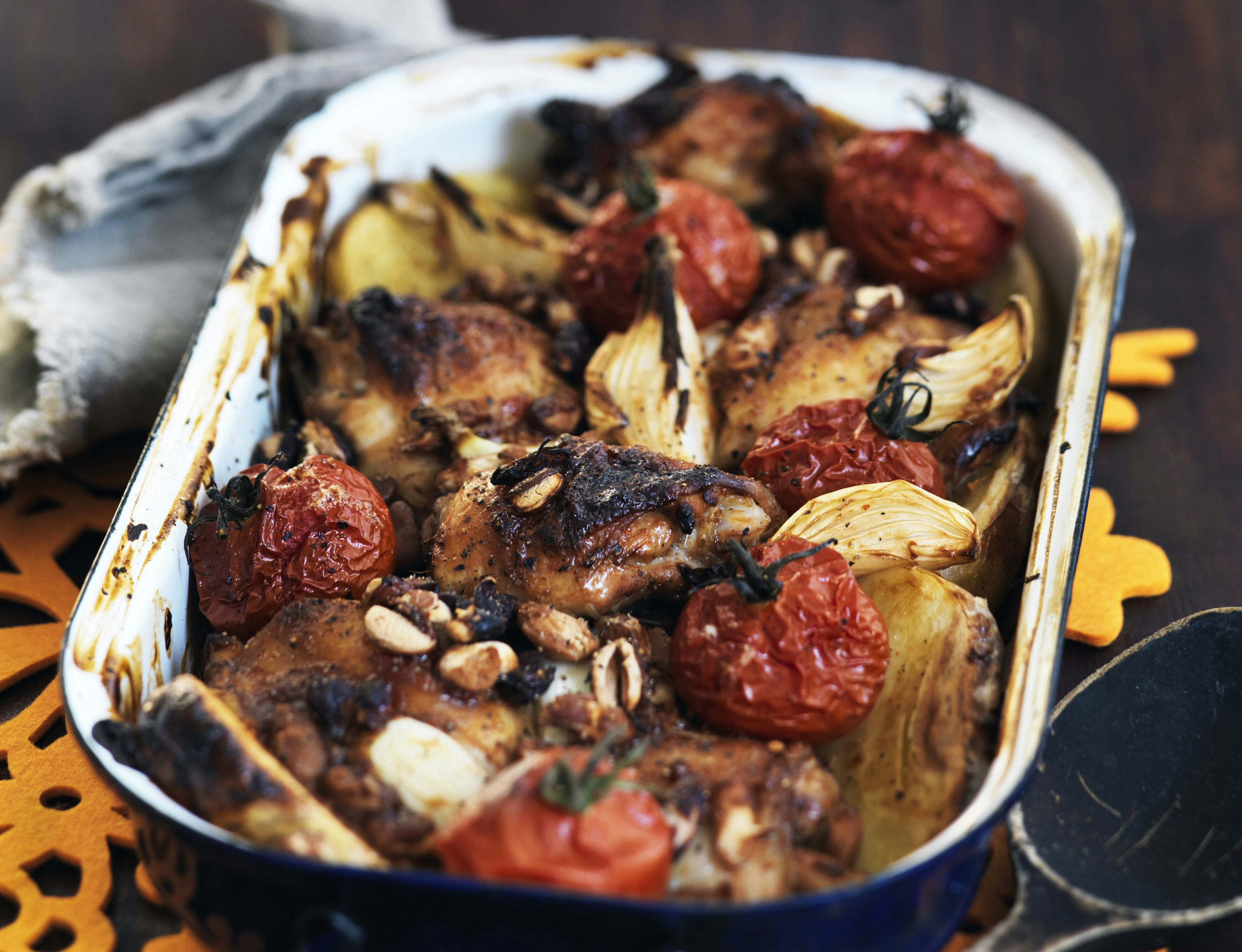 Barbecuekyllingelår med tomater, bønner og kartofler