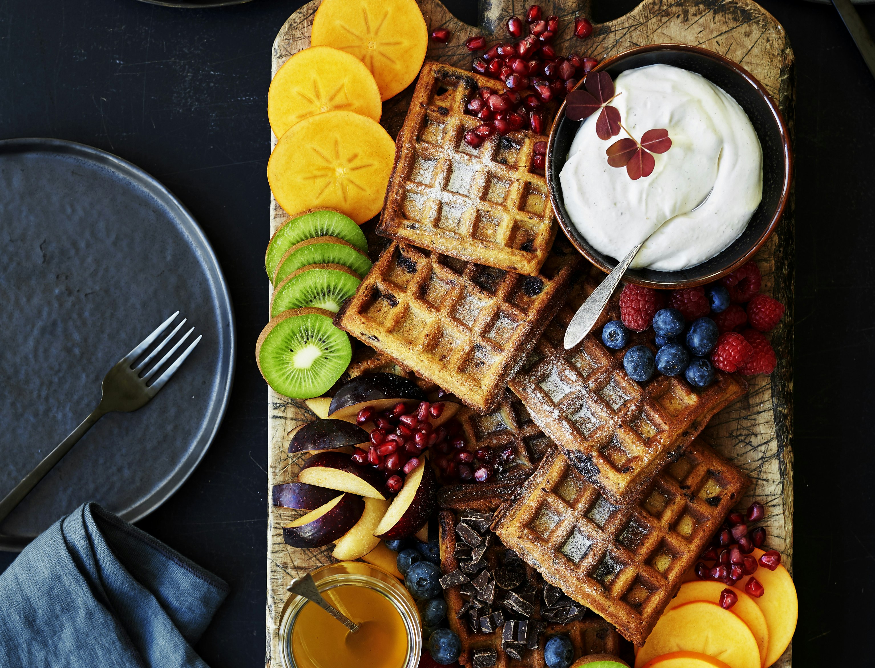 Belgiske vafler med råcreme og appelsinsirup