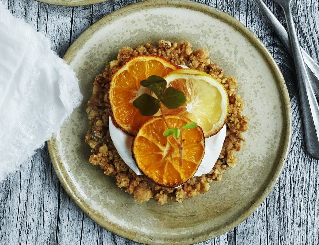Biscotti-tærter med vaniljeskyr og karamelliseret citrus