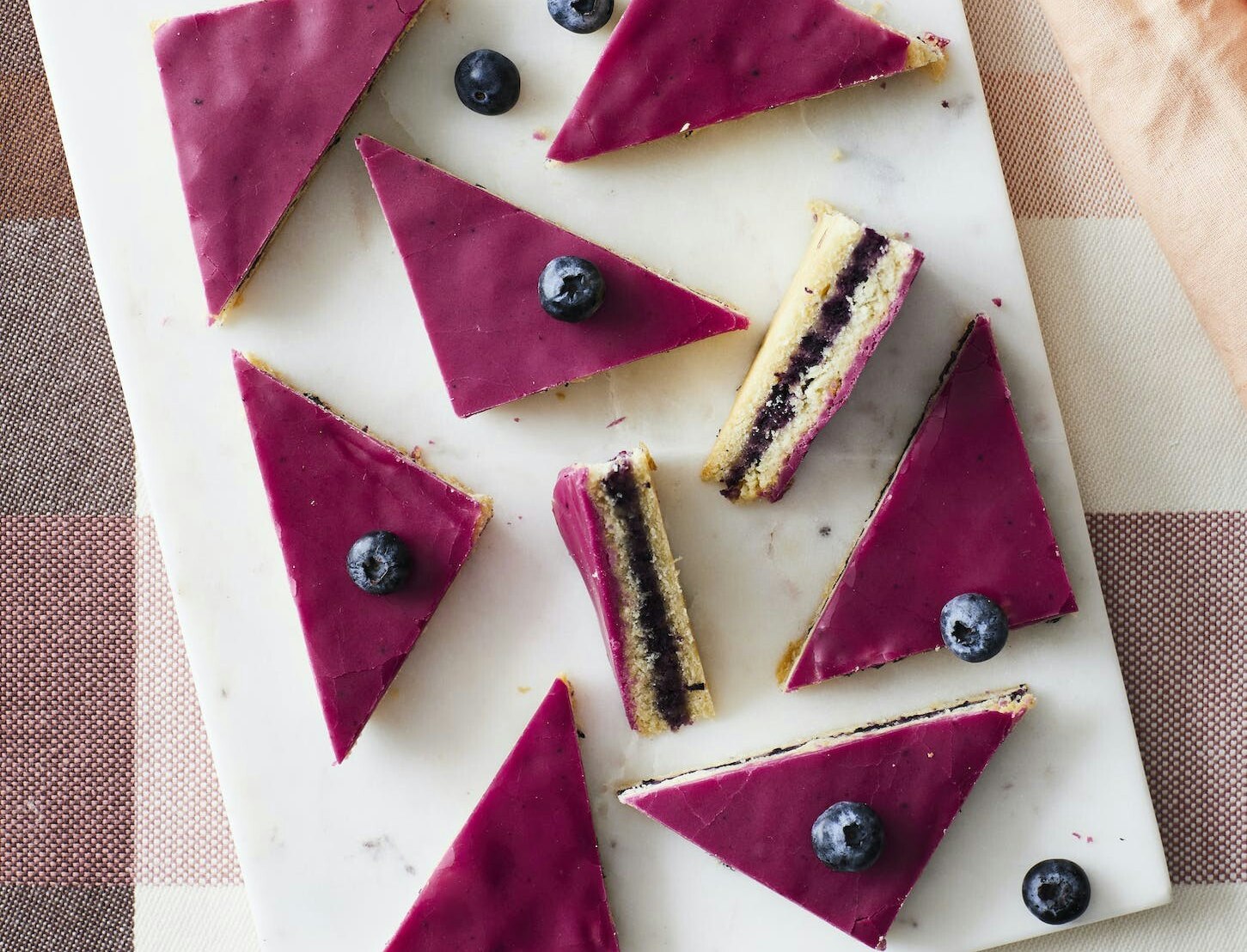 Blåbærsnitter med marcipanremonce