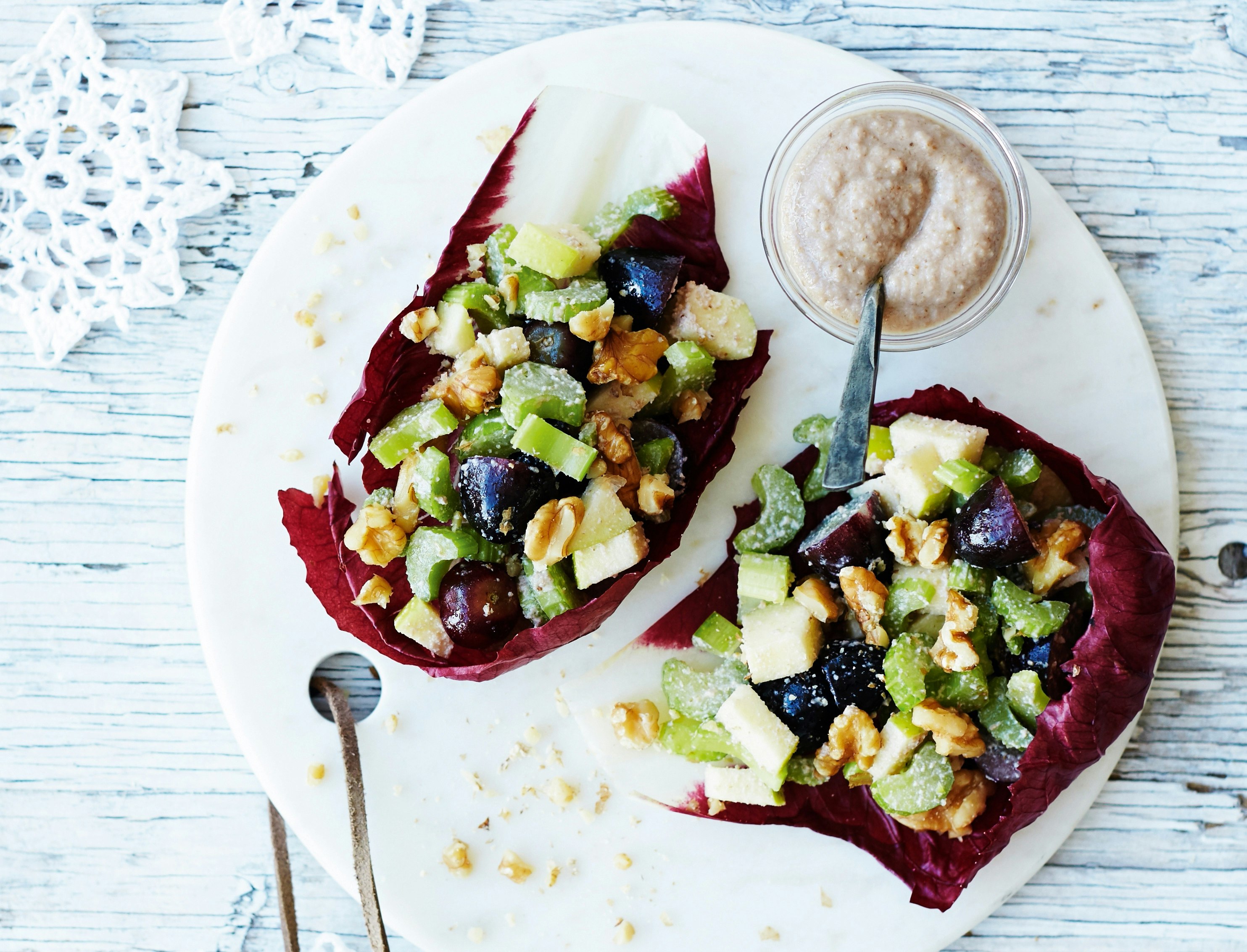 Bladsellerisalat med æble, druer og valnøddedressing