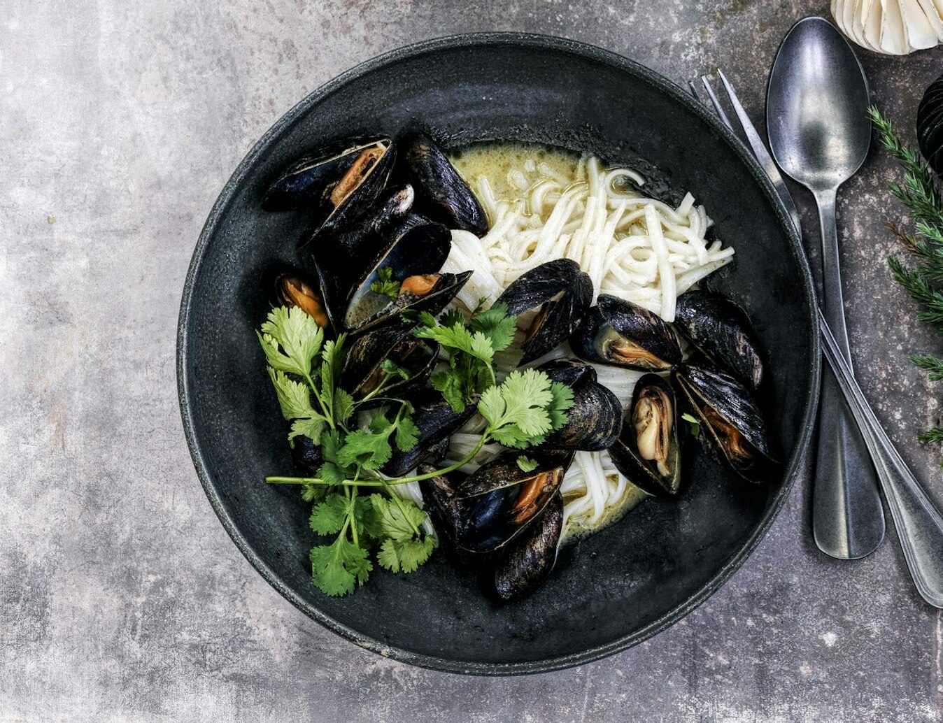 Blåmuslinger med kokosmælk og grøn karrypasta