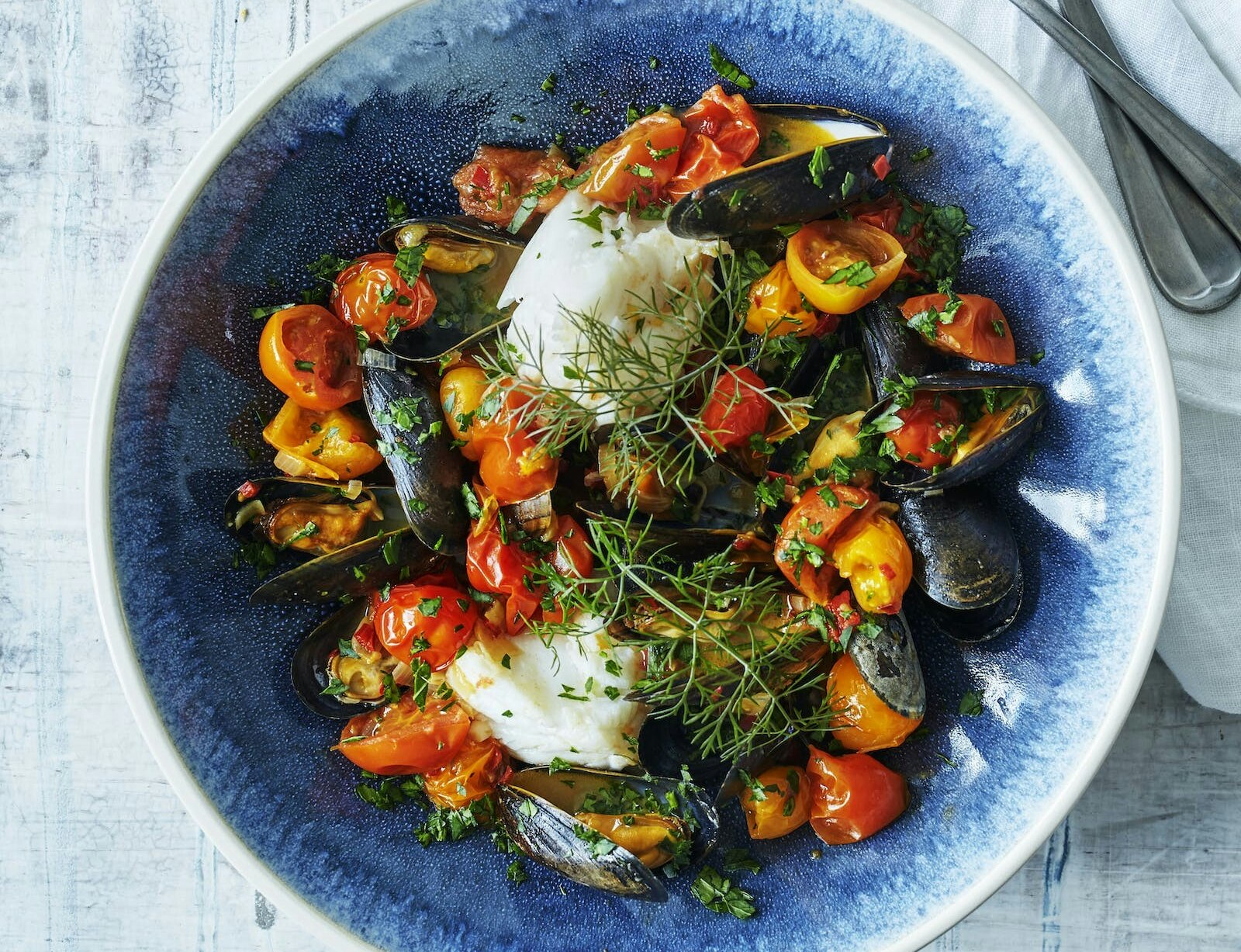 Blåmuslinger og lyssej med stegte tomater