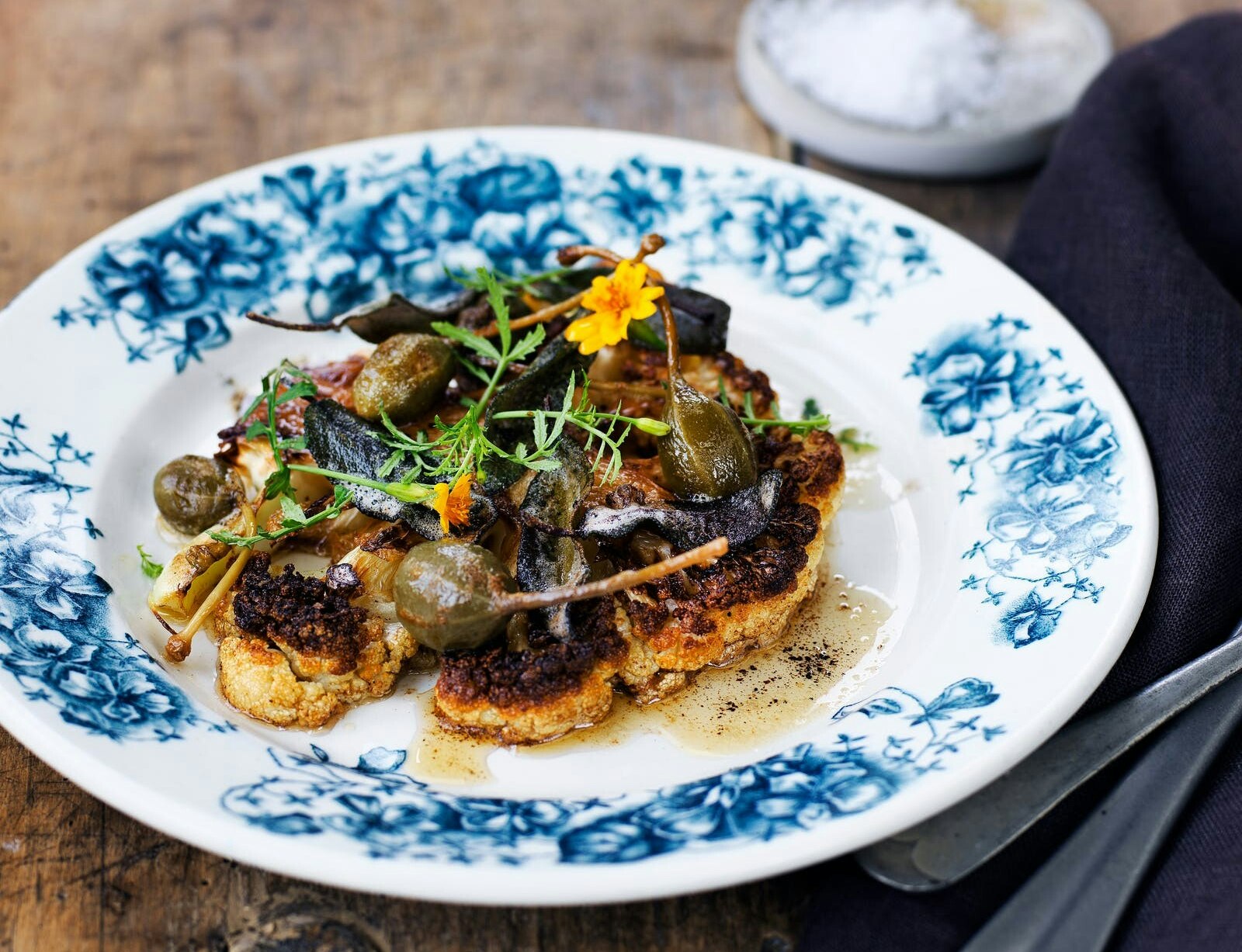 Blomkålsbøf med brunet smør, kapers og salvie