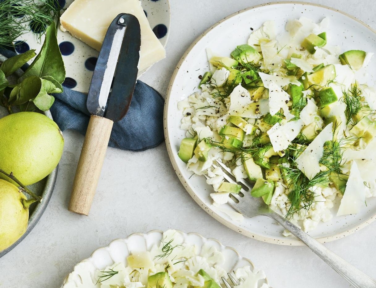 Blomkålssalat med avocado og parmesan