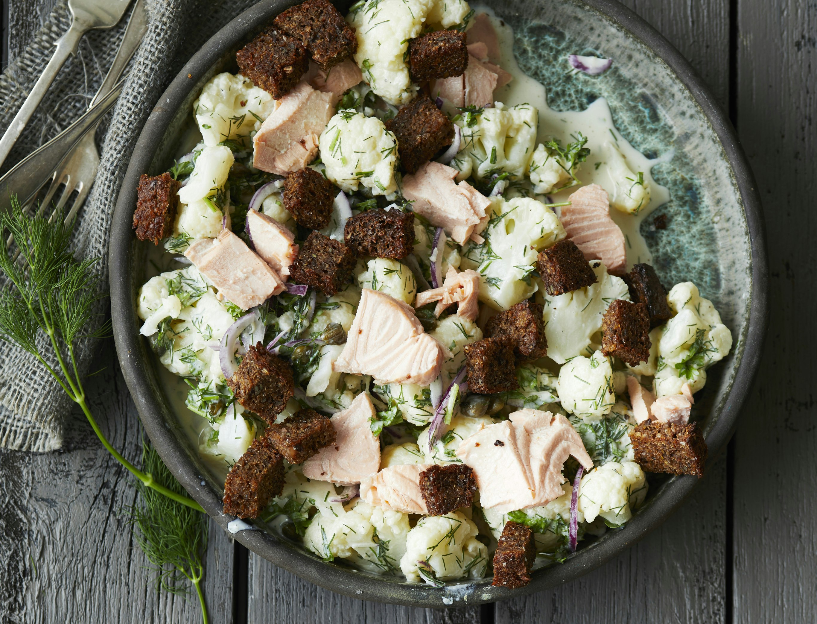 Blomkålssalat med laks og rugbrødscroutoner