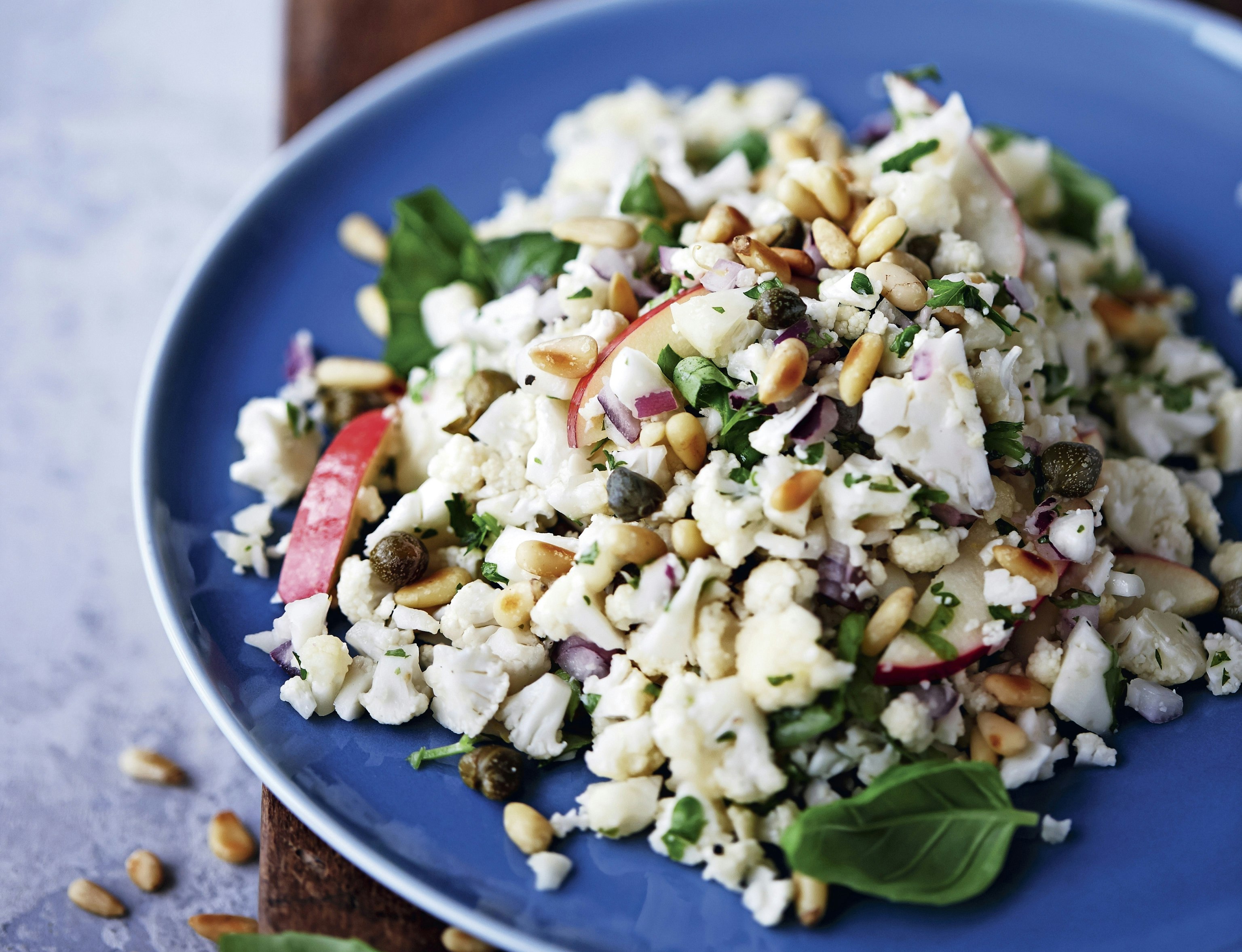 Blomkålssalat med parmesan og rødløg