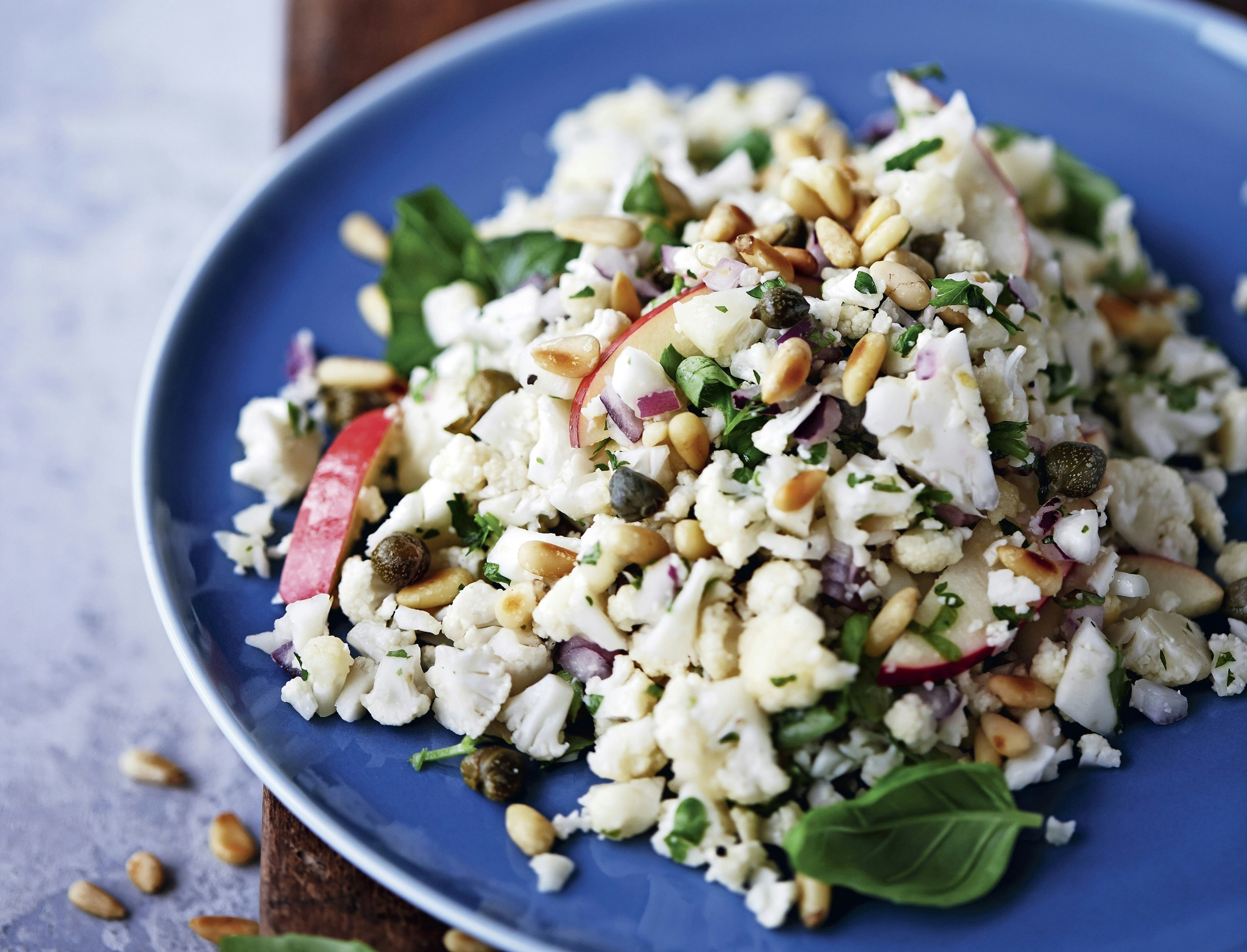 Blomkålssalat med parmesan og rødløg