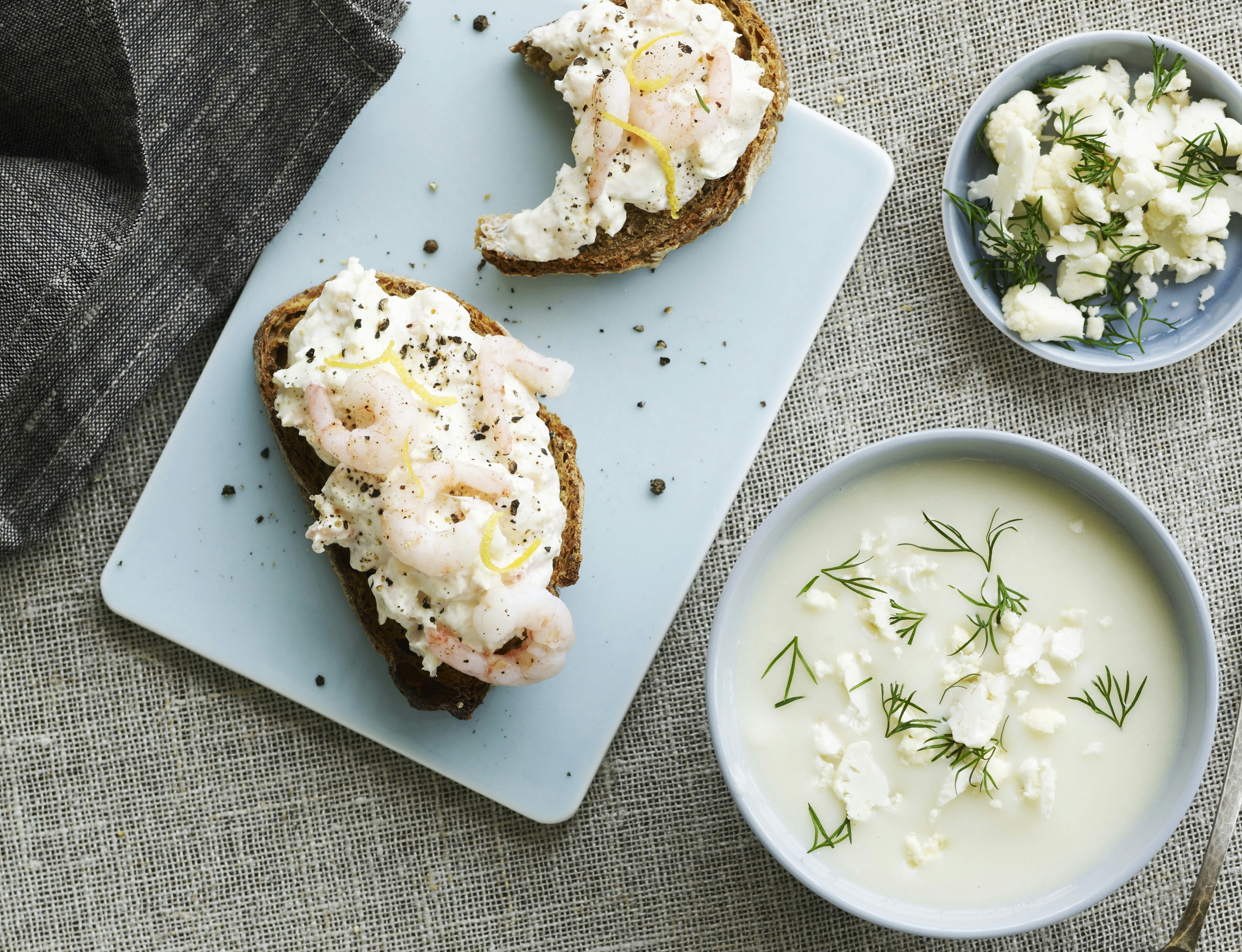 Blomkålssuppe og toast med hjemmelavet rejeost