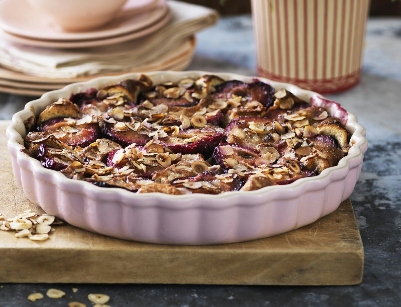 Blommeclafoutis med hasselnødder