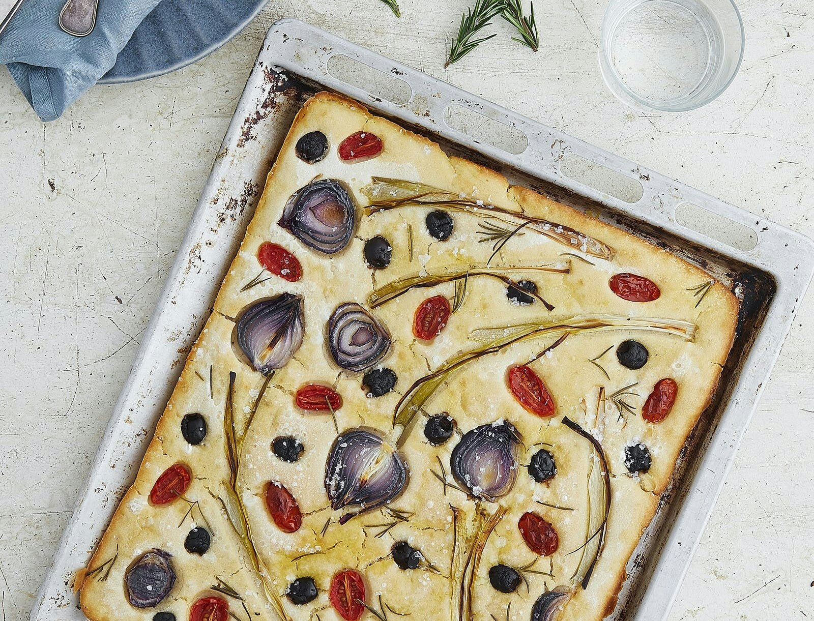 Blomsterfocaccia med løg og tomater