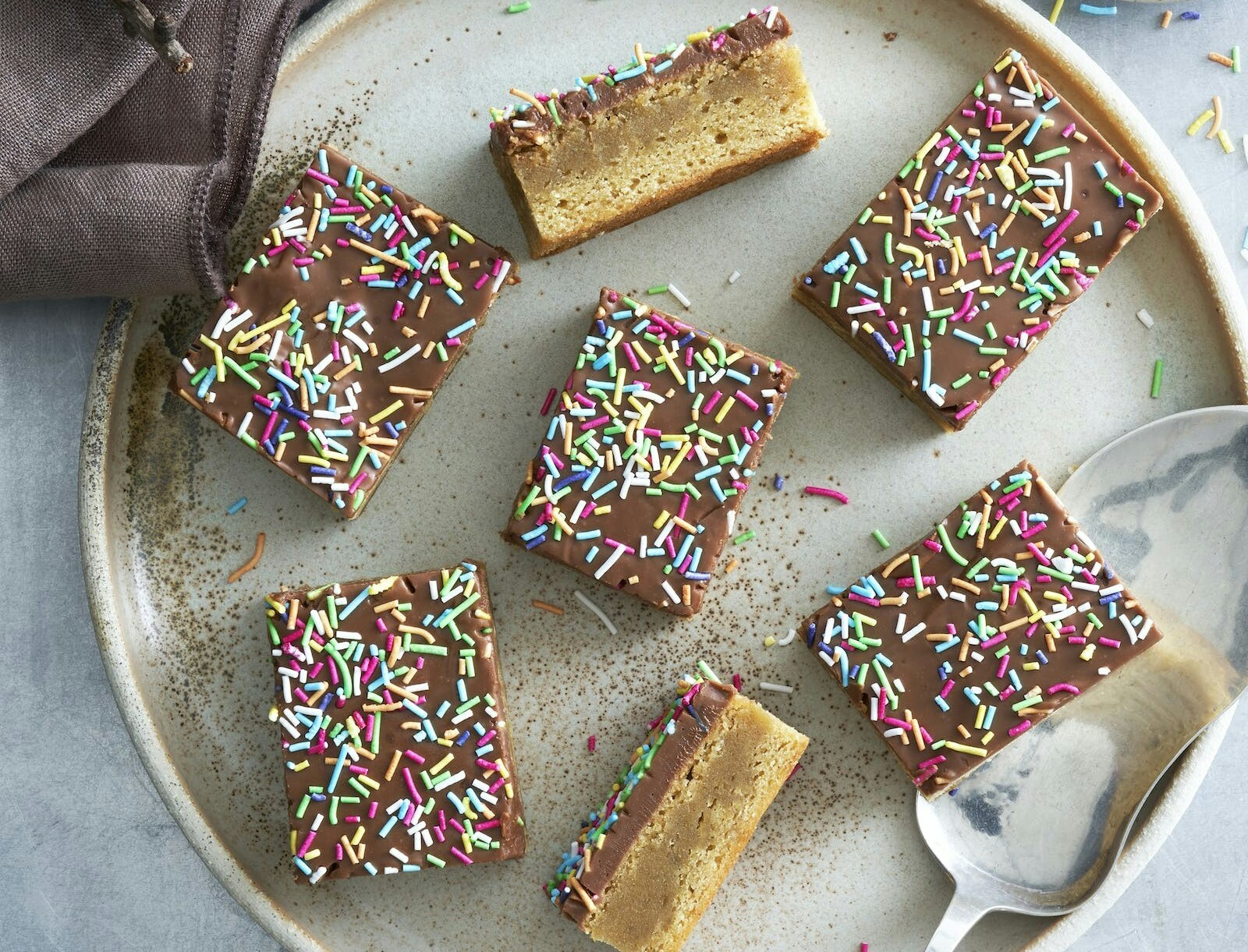 Blondie med chokoladeganache og krymmel