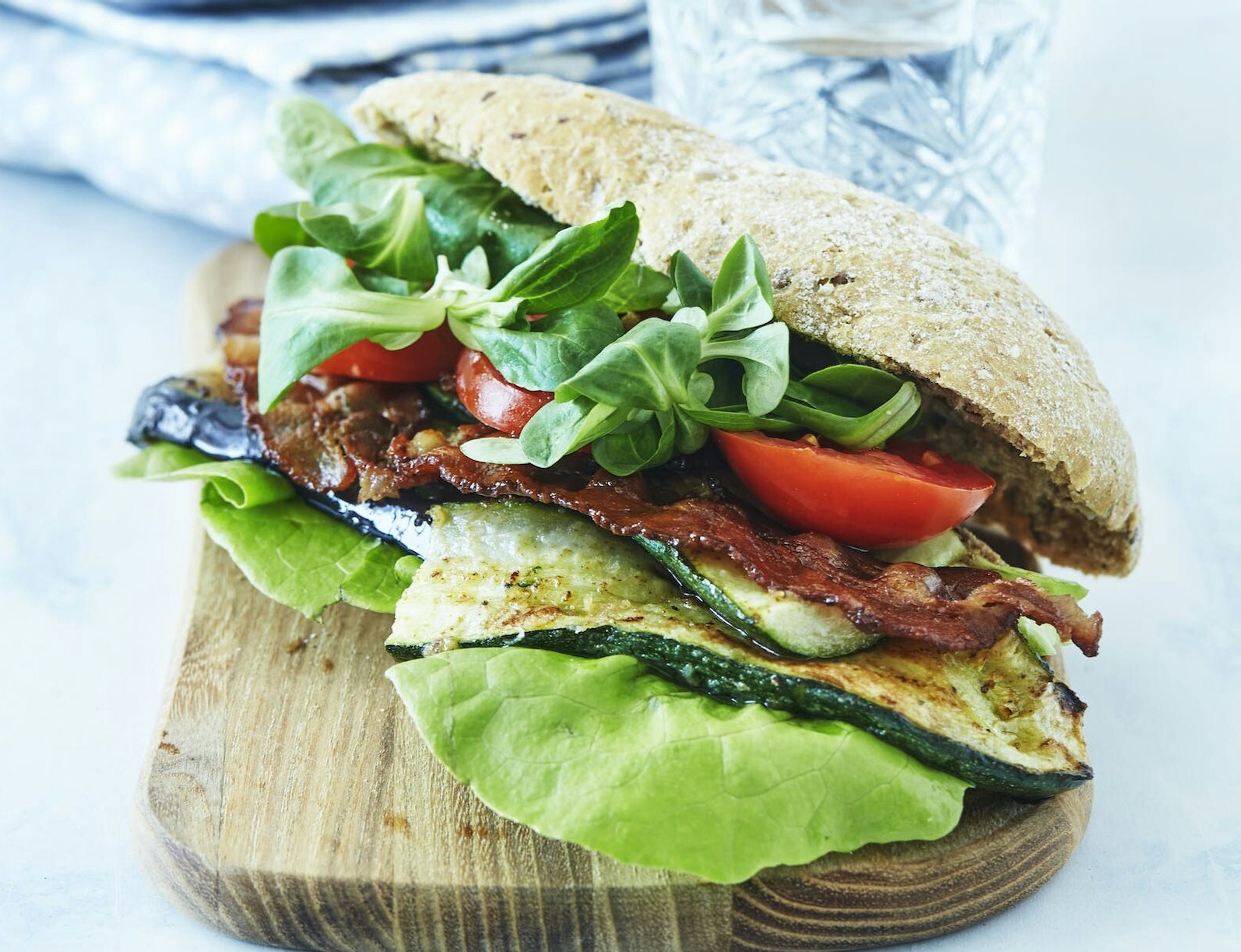BLT-sandwich med aubergine og squash