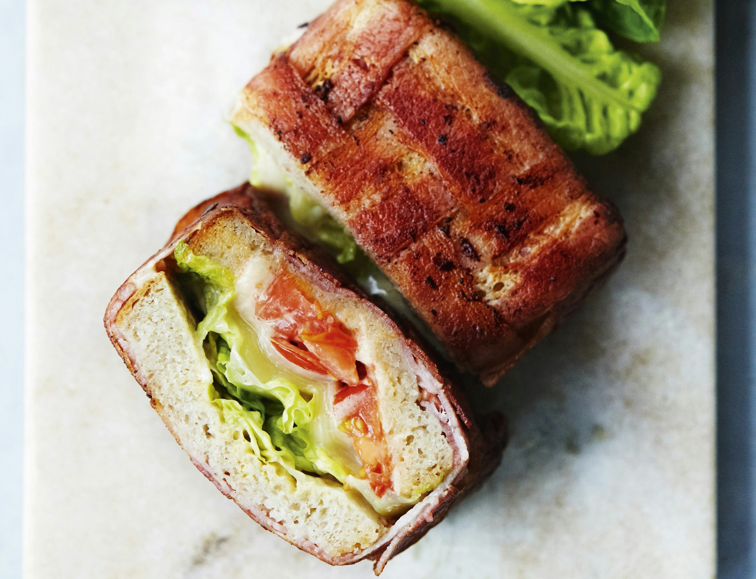 BLT-sandwich med flettet bacon