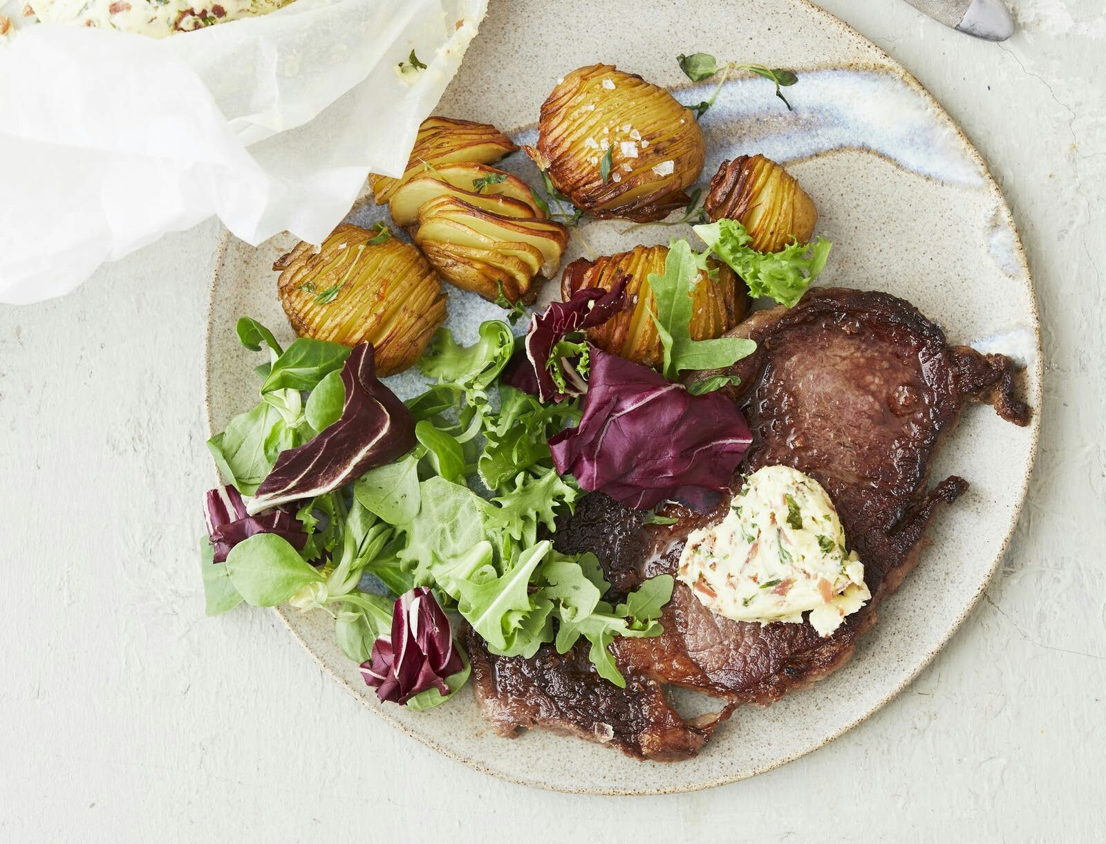 Bøf med hasselbackkartofler og serrano-smør