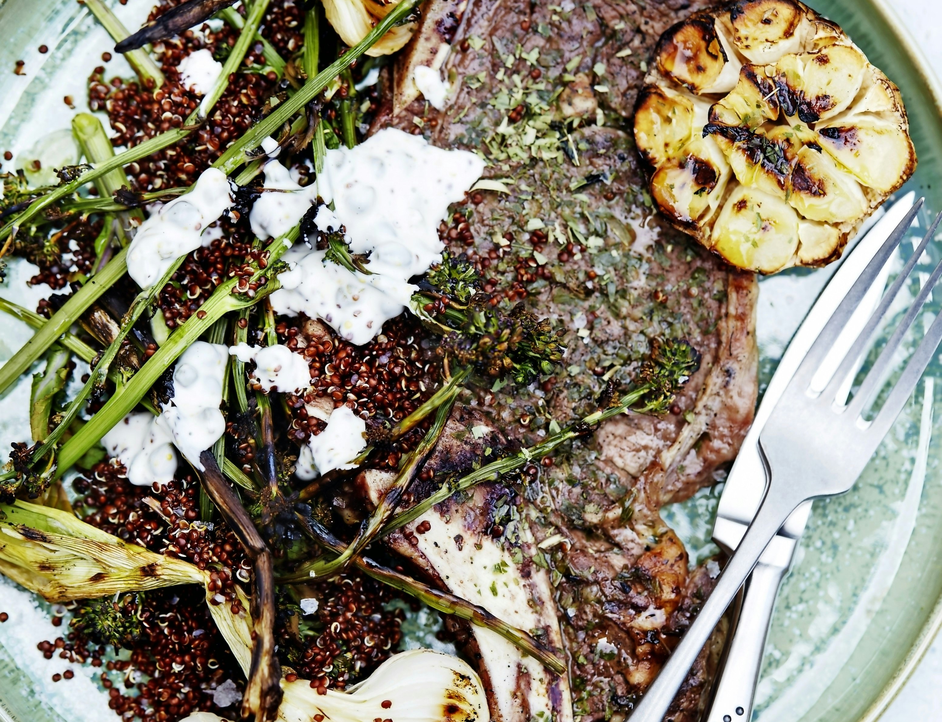 Bøf med quinoasalat og kapersmayo