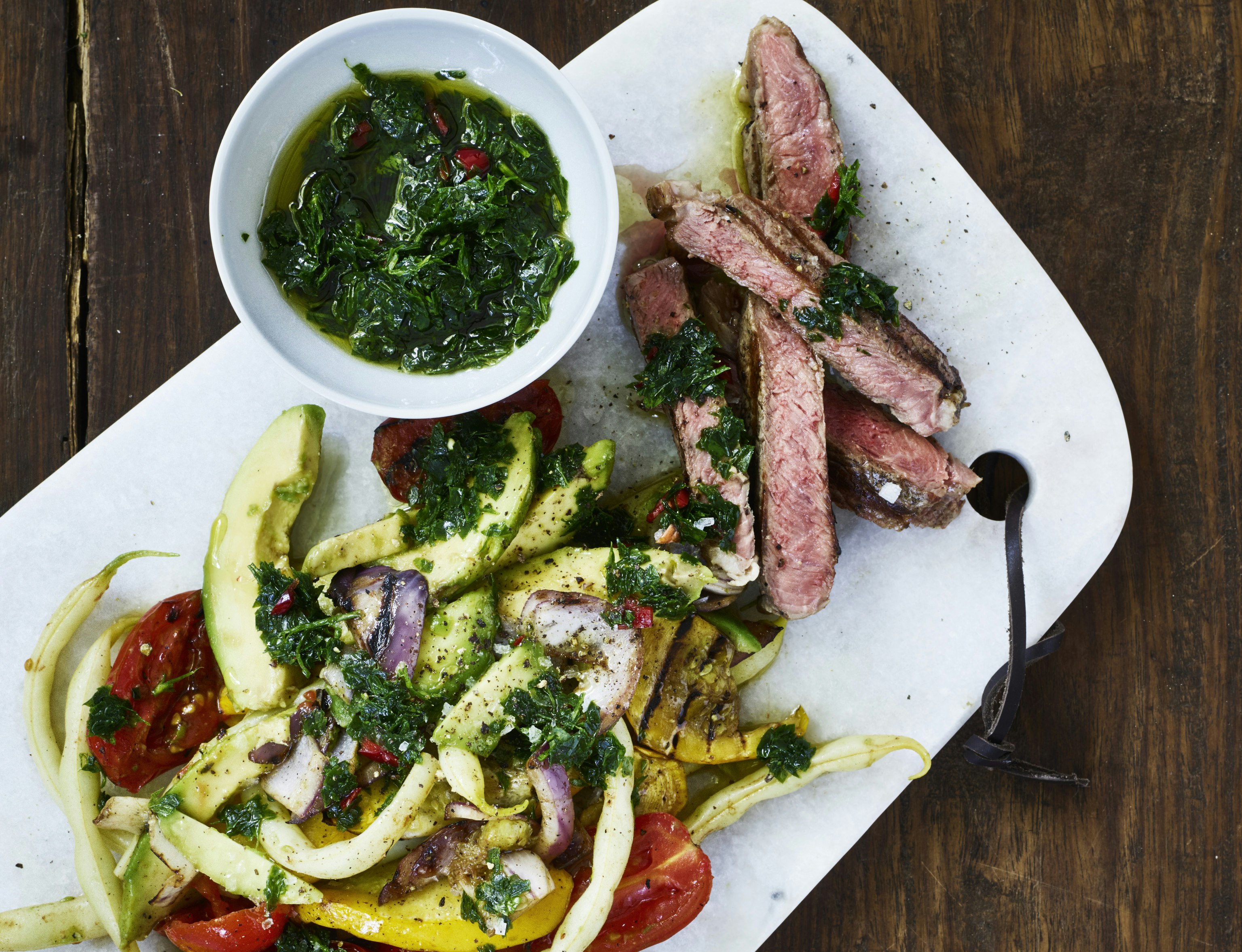 Bøffer med spicy persilleolie og middelhavsgrøntsager