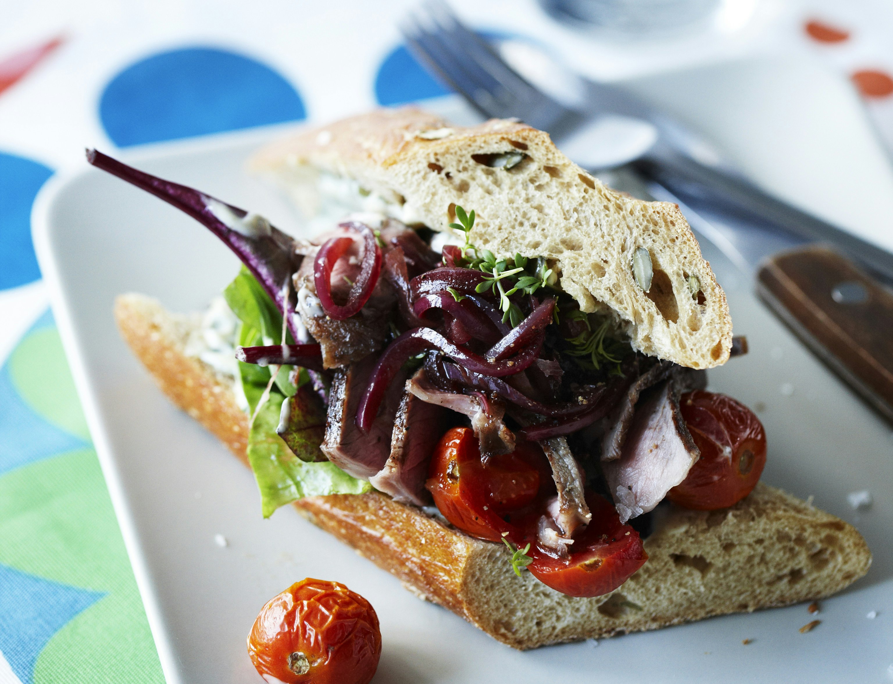 Bøfsandwich med bagte tomater og lynsyltede rødløg