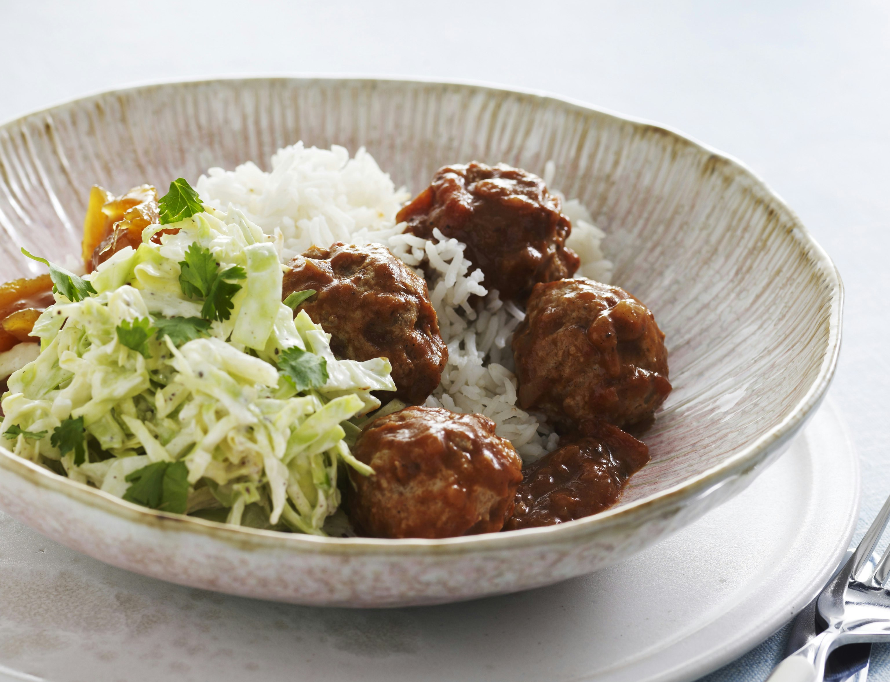 Boller i indisk curry med spidskålsraita