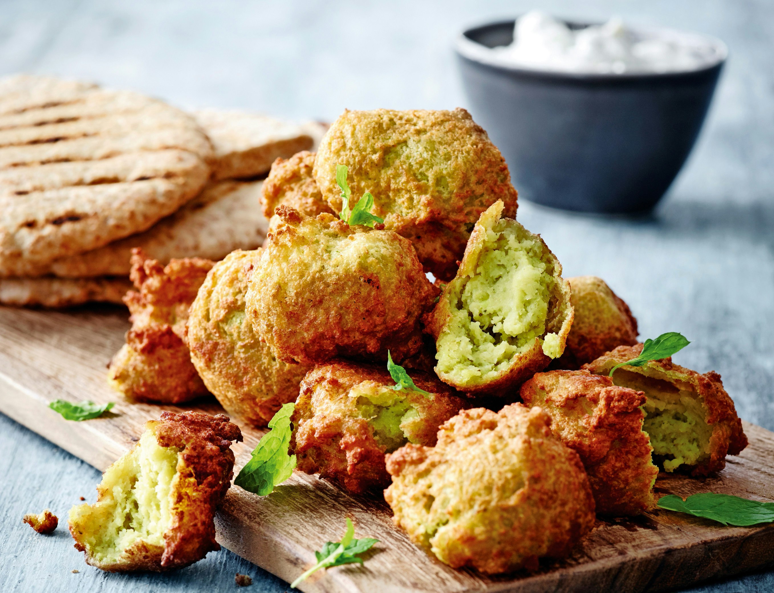 Bønnefalafel med pitabrød og mynteyoghurt