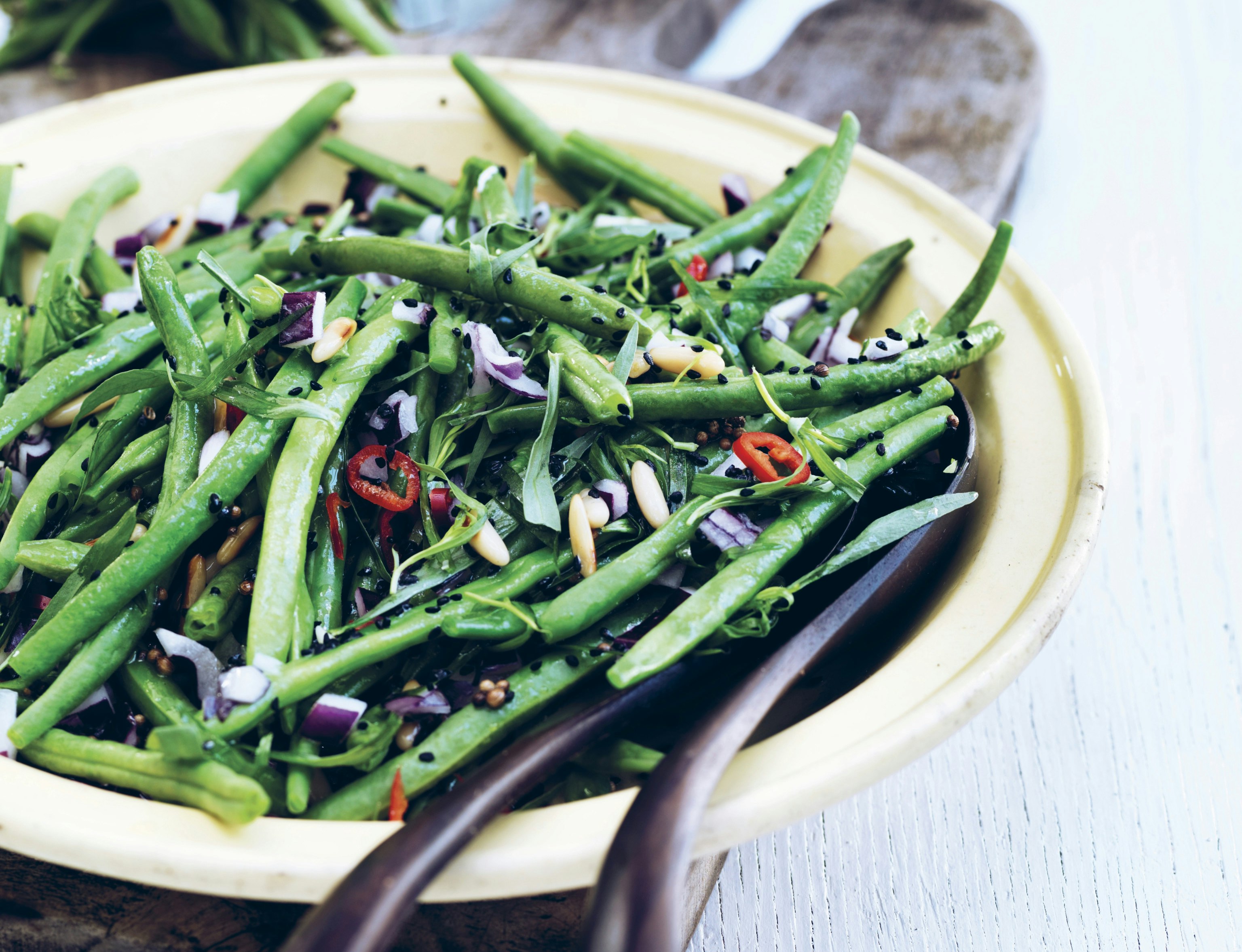 Bønnesalat med rødløg og pinjekerner