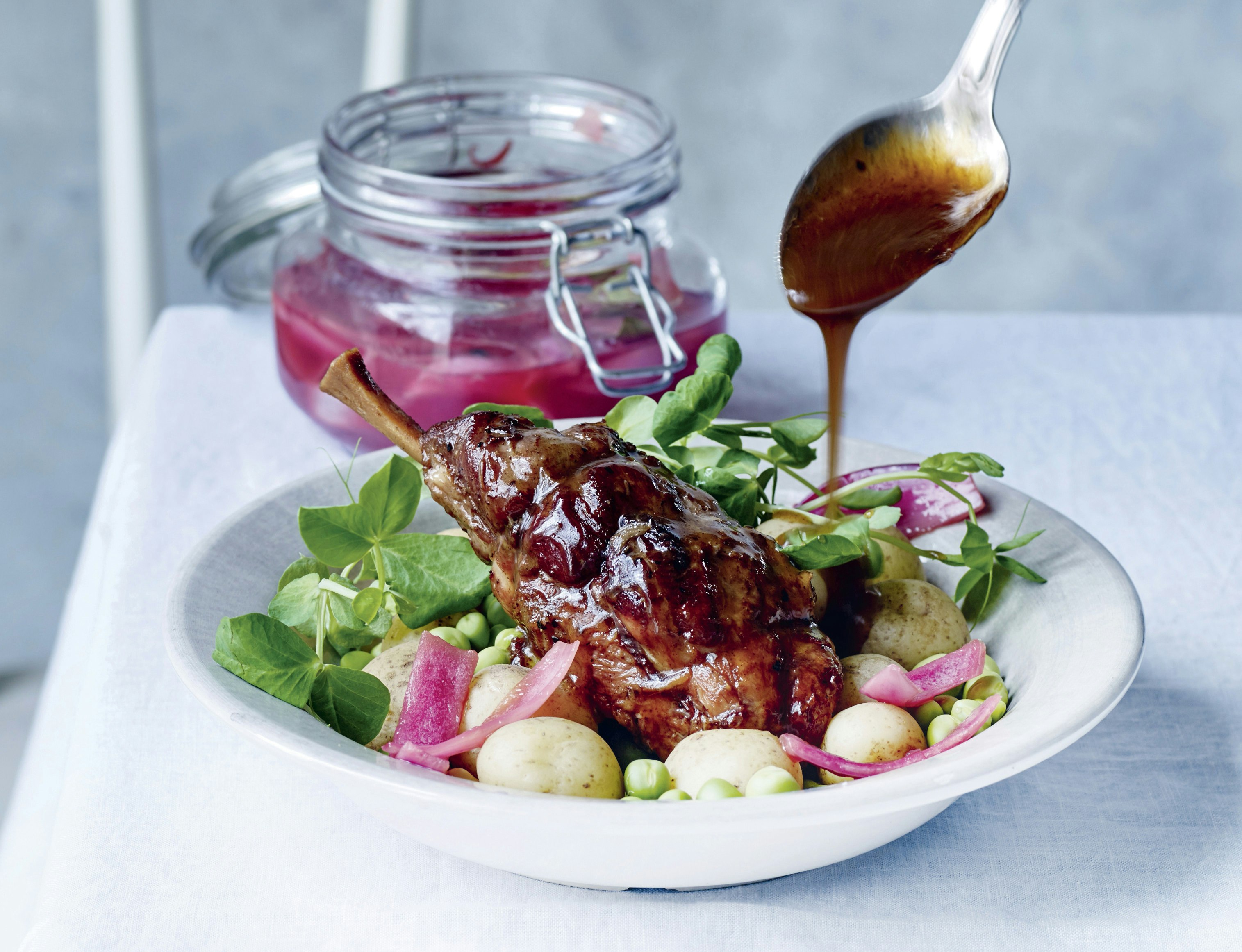 Braiserede spoleben med nye kartofler og ærter