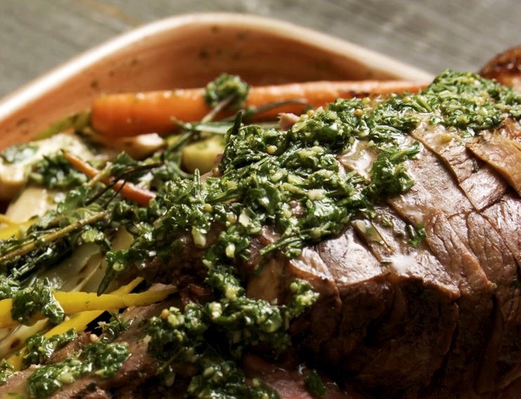 Braiseret lammekølle med grønt og krydderurteolie