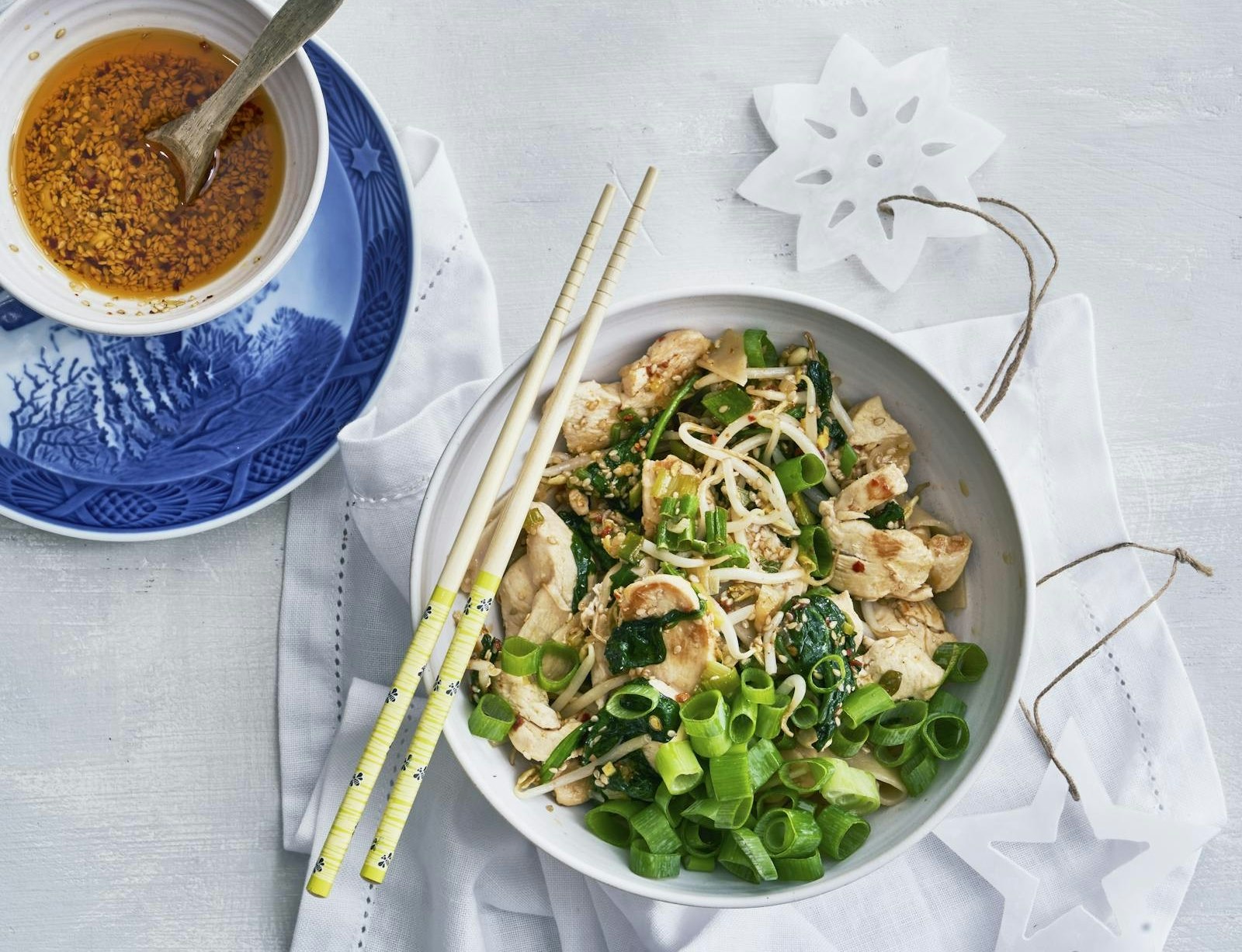 Brede risnudler og kylling i chiliolie