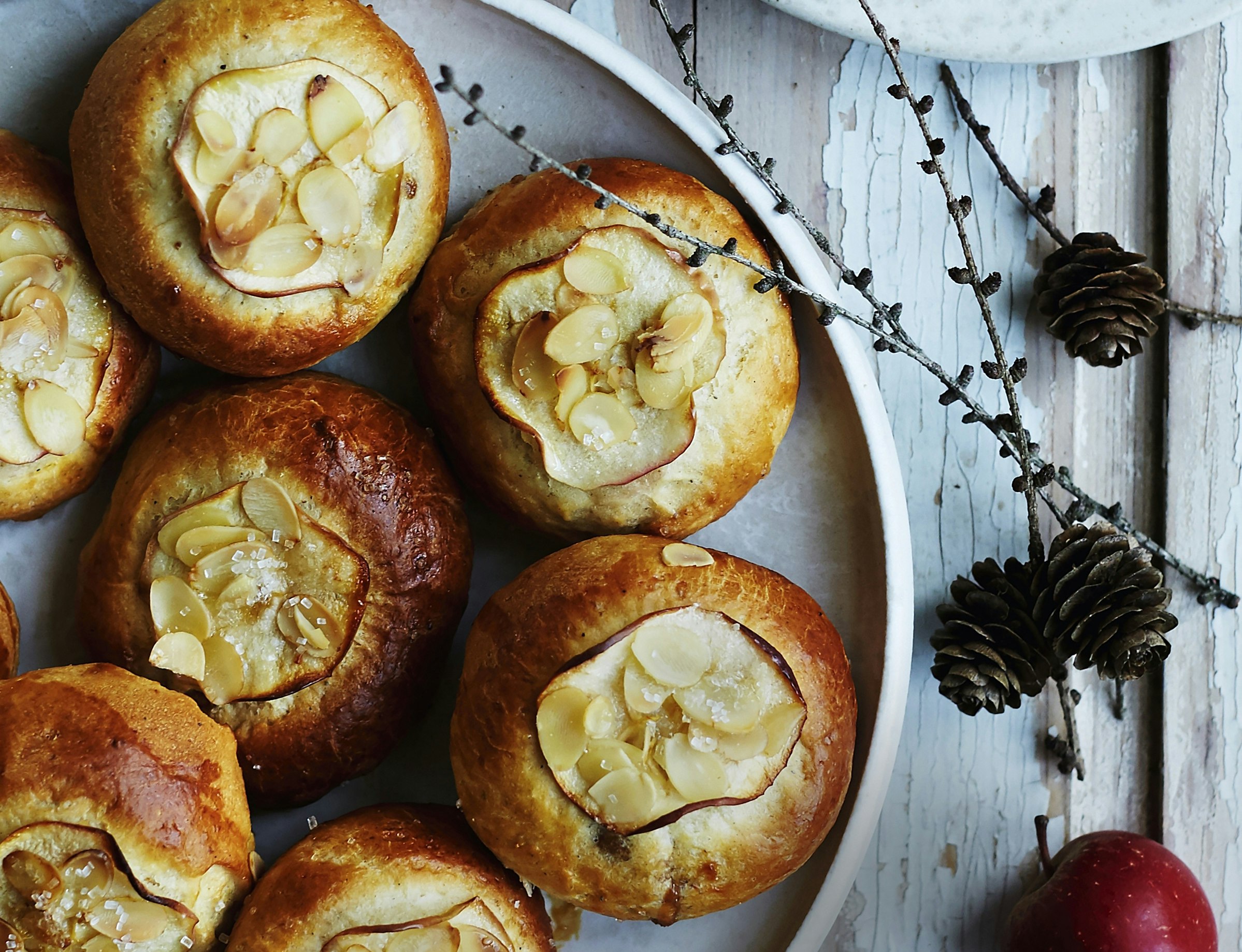 Briocheboller med æble og karamel
