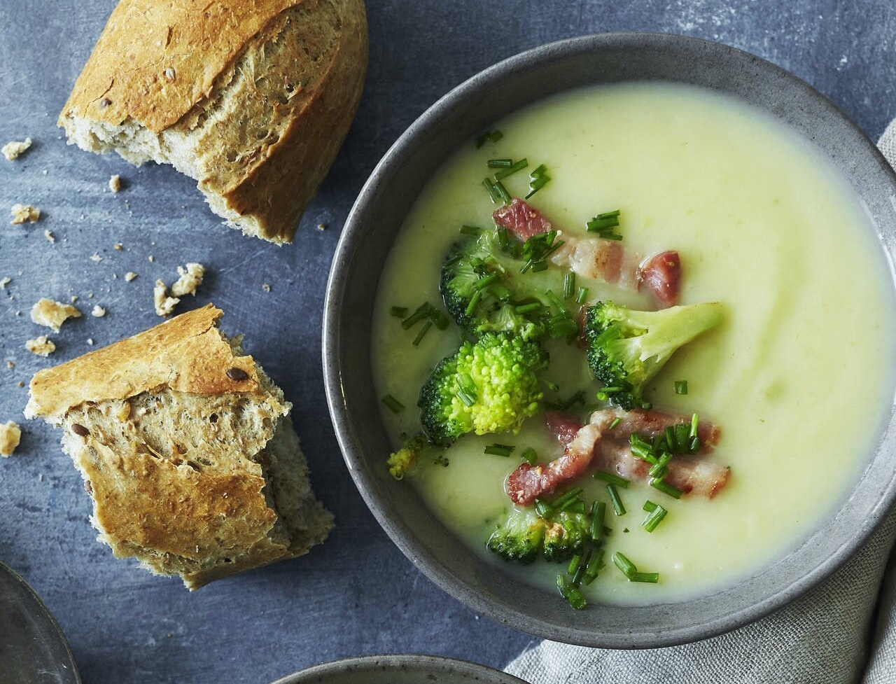 Broccolisuppe med sprød bacontopping