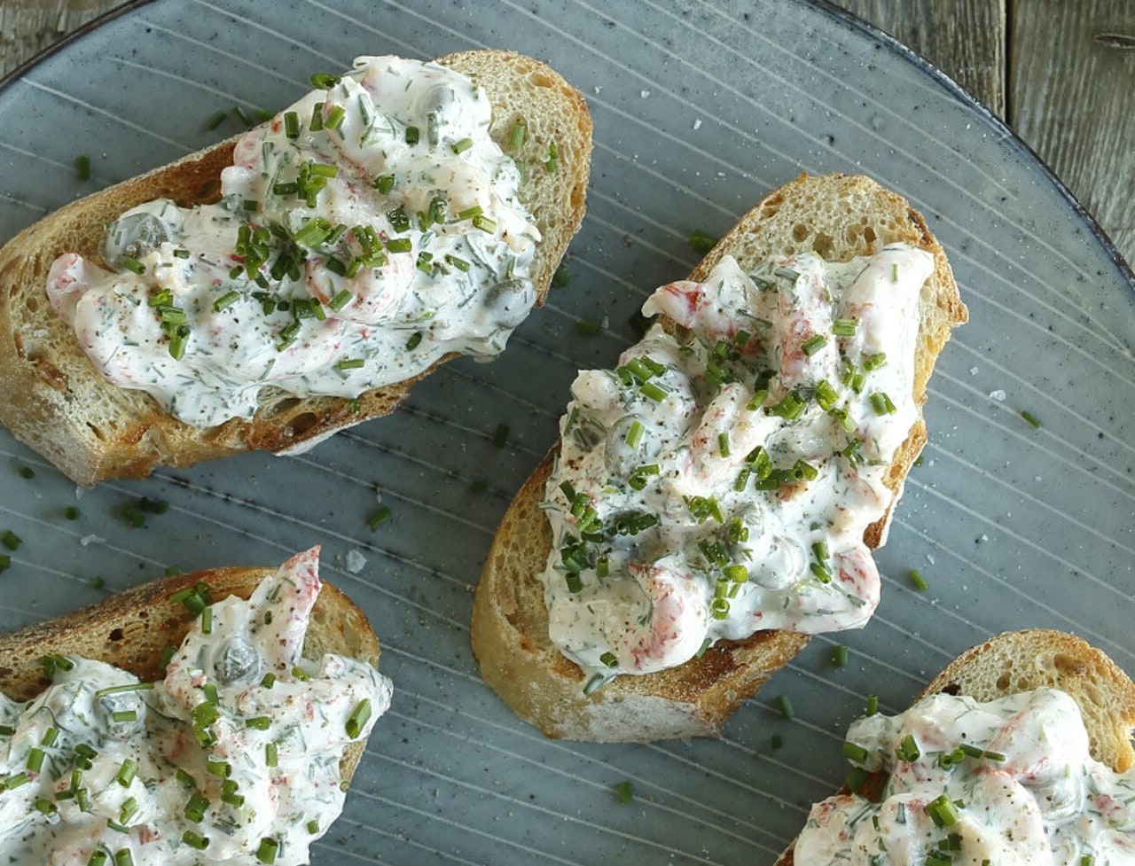 Brød med krebsehalesalat