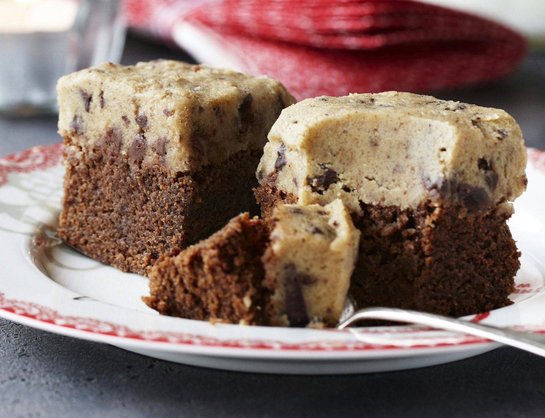 Brownie med cookiedej på toppen