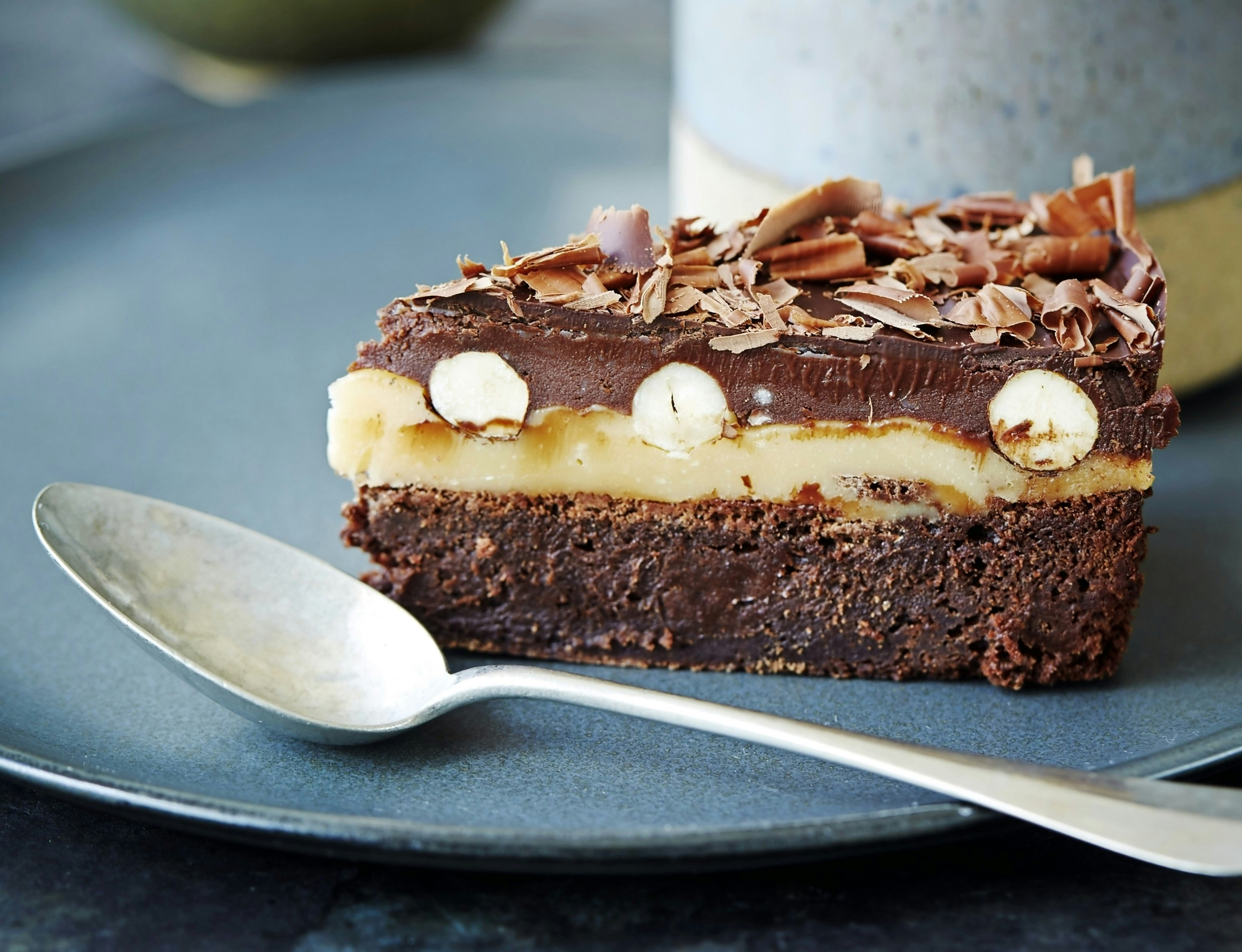 Brownie med karamel og hasselnødder