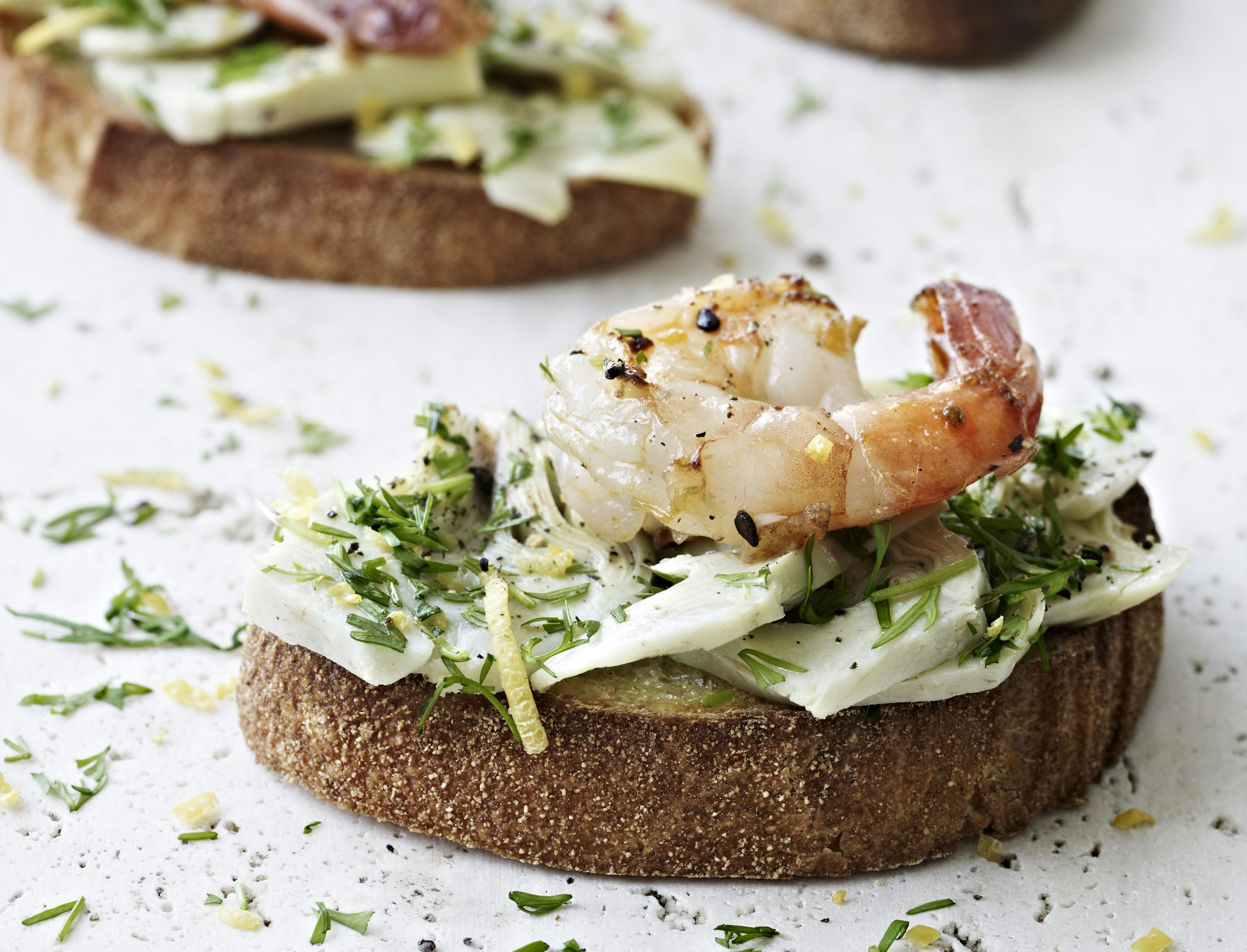 Bruschetta med artiskokker og rejer