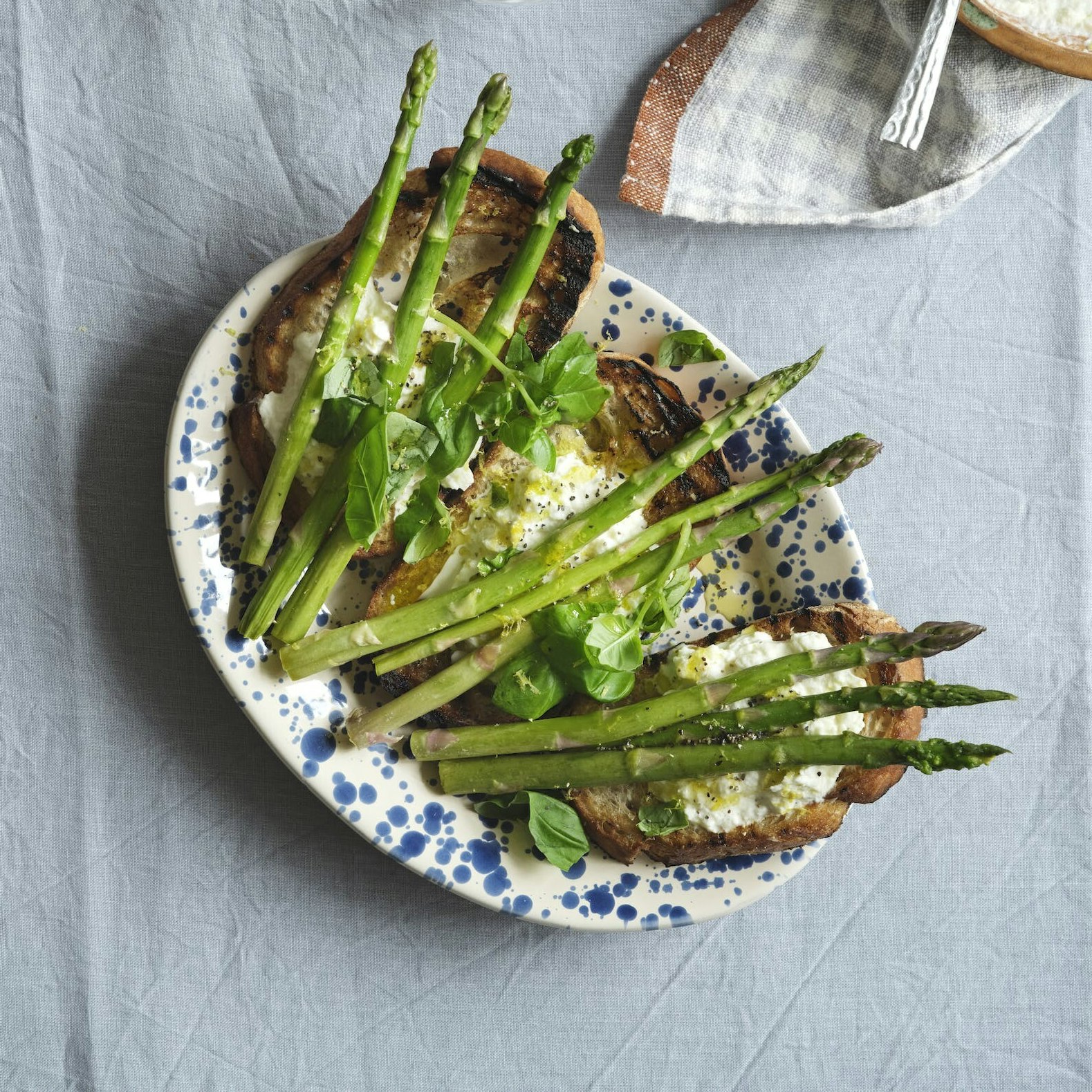 Bruschetta med asparges og stracciatella