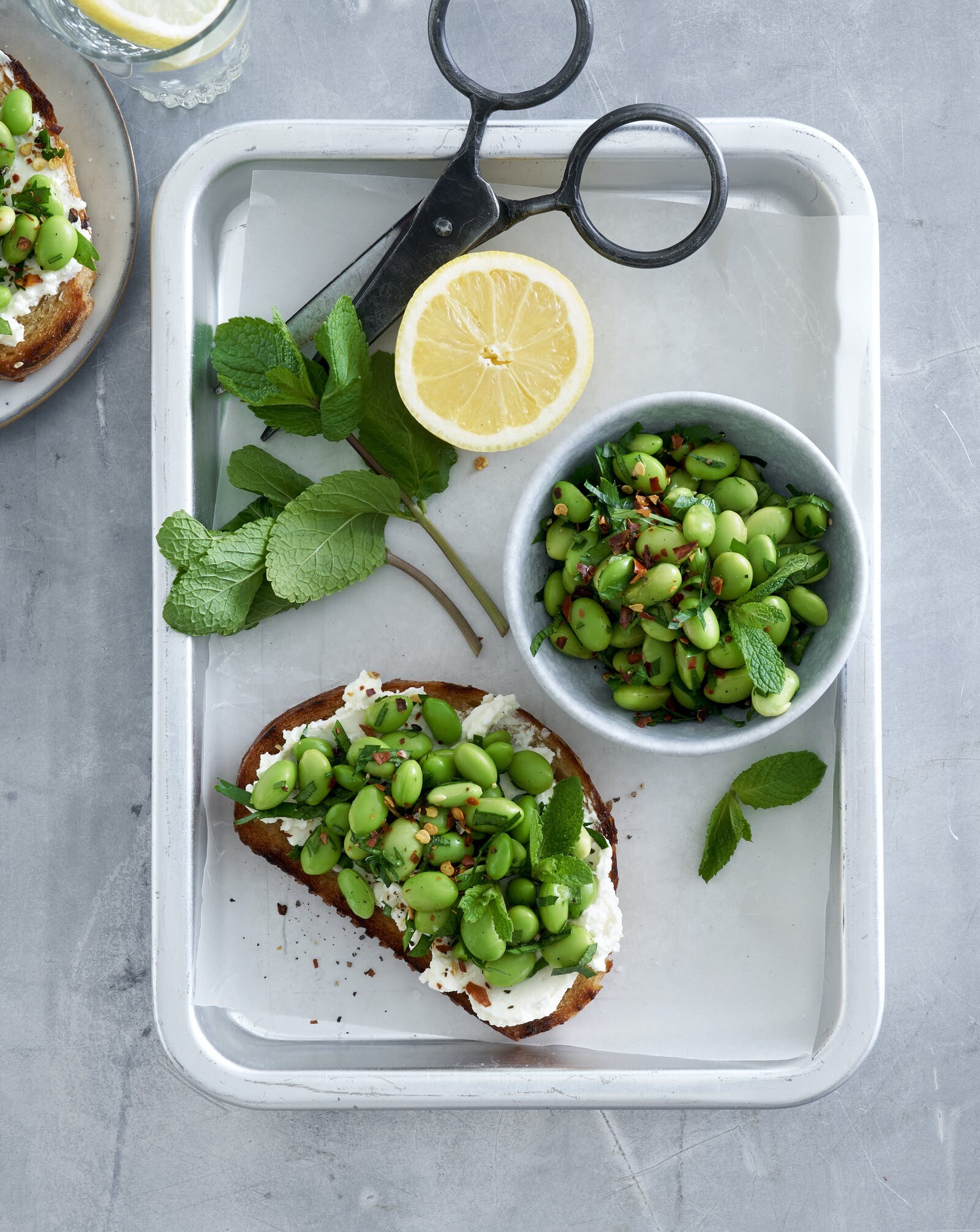 Bruschetta med fetacreme og edamamebønner | SPIS BEDRE Bruschetta med fetacreme og edamamebønner | SPIS BEDRE